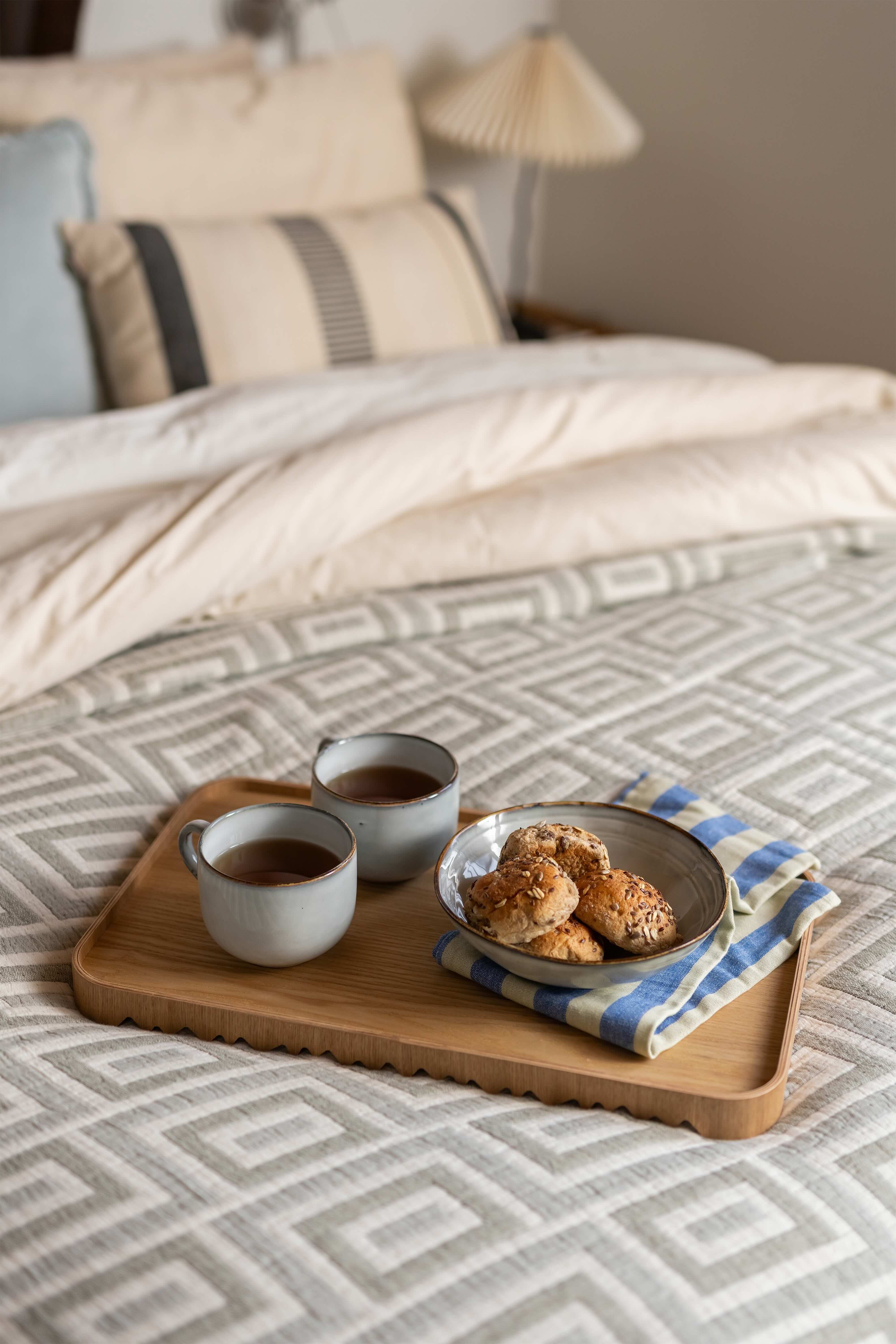 Ontbijt op bed op een dienblad