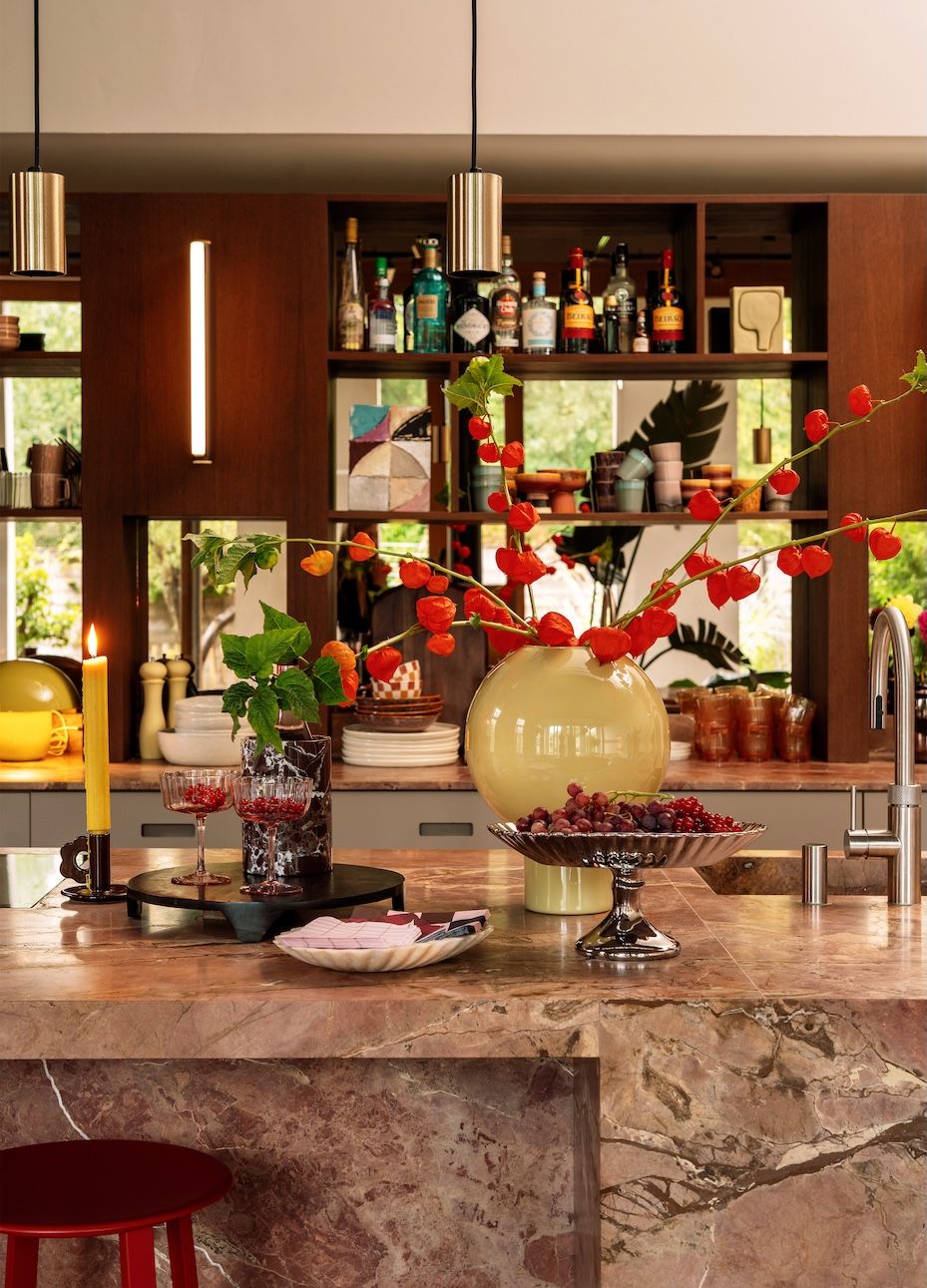 Keukeneiland met decoratie erop