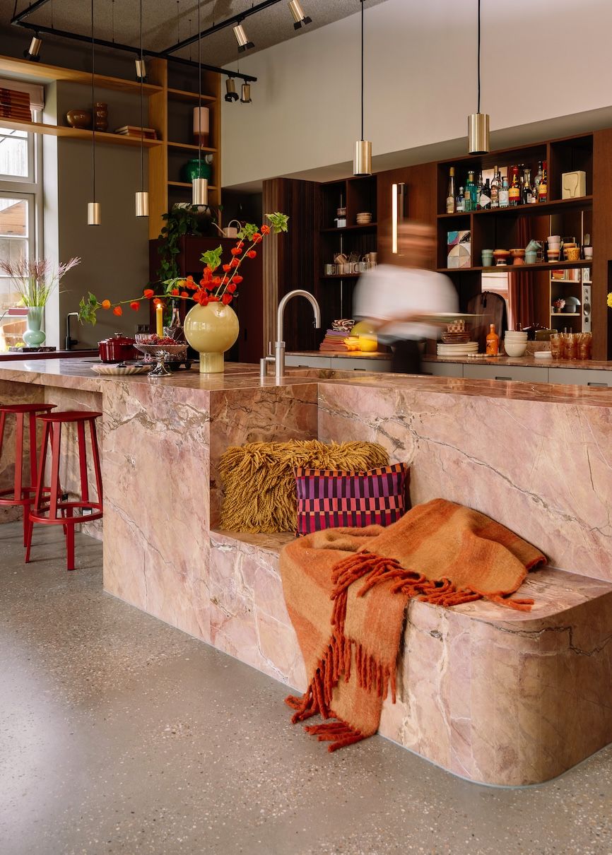 vrouw loopt door keuken