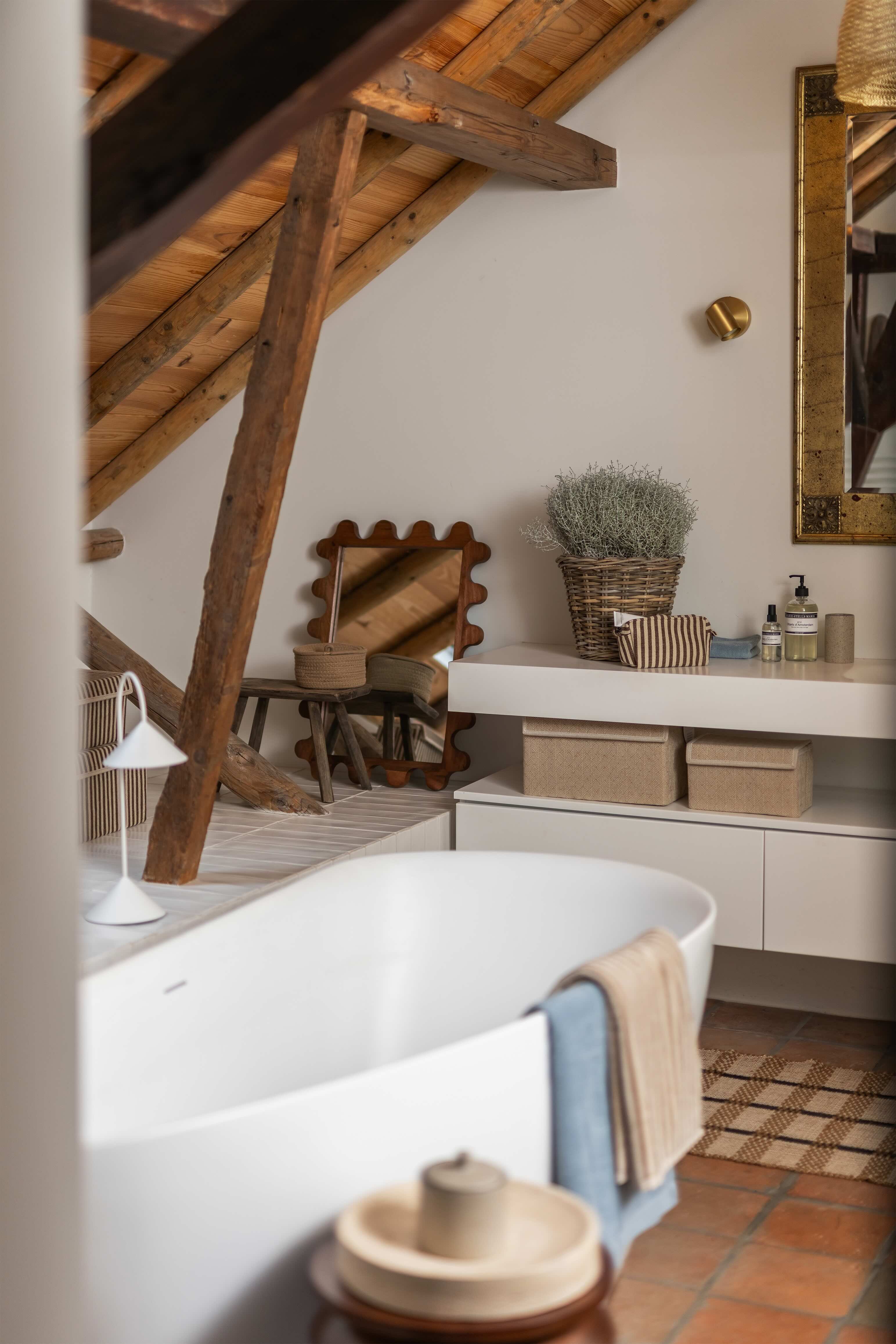 Wit bad in landelijke badkamer