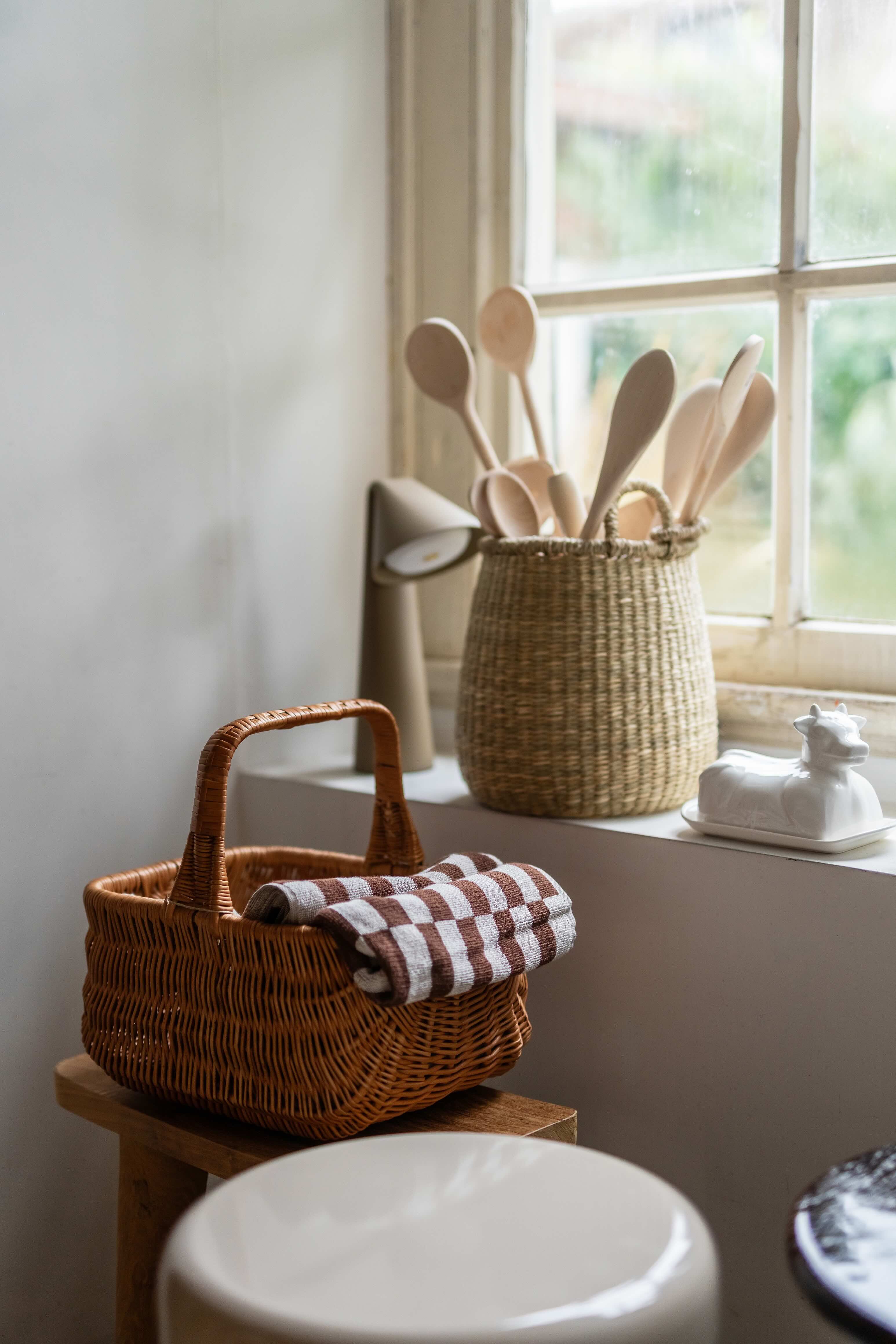 Vensterbank in keuken met pot met kookgerei