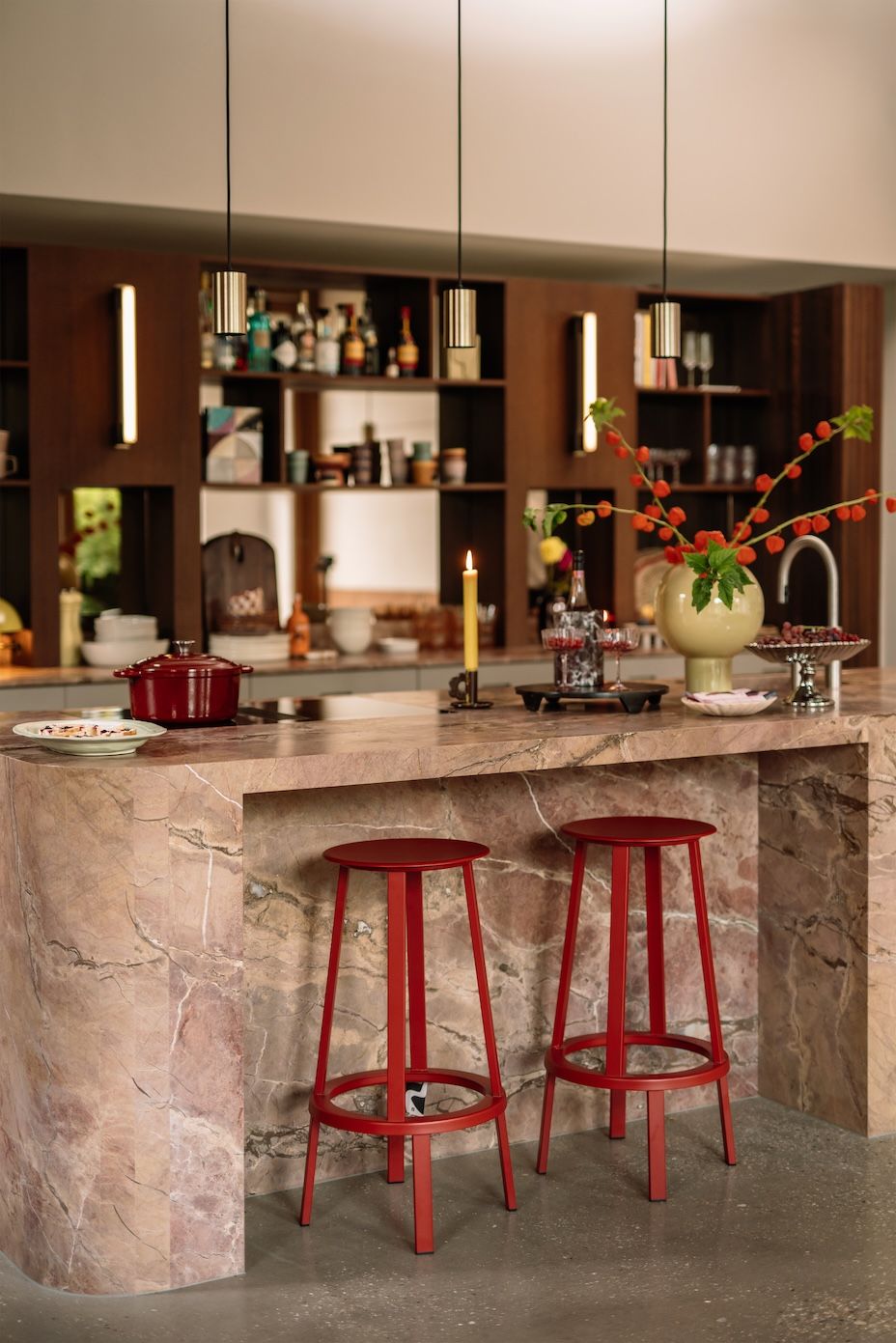 keukeneiland met rode barkrukken