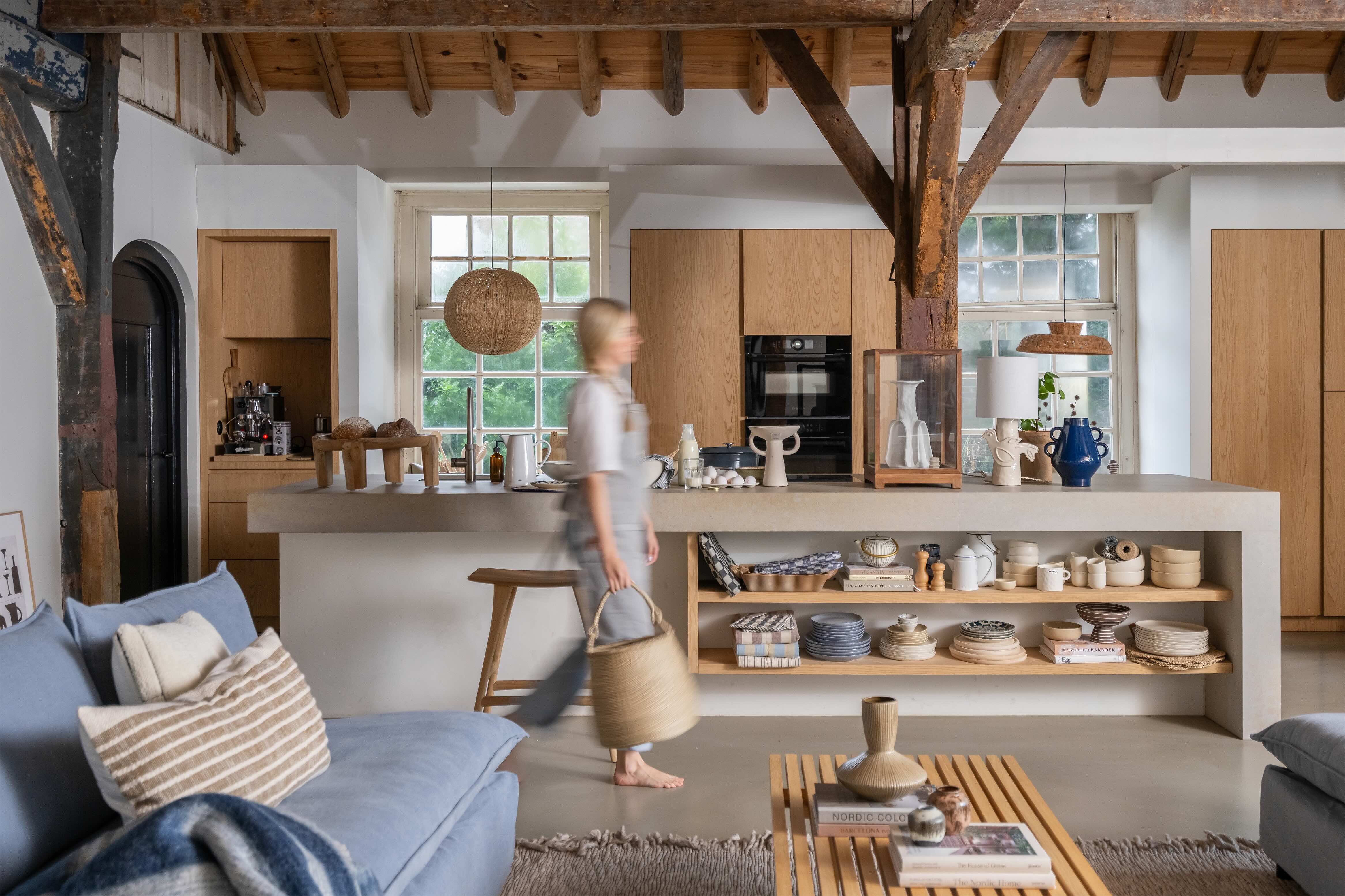 Grote landelijke keuken met gedeelde woonkamer