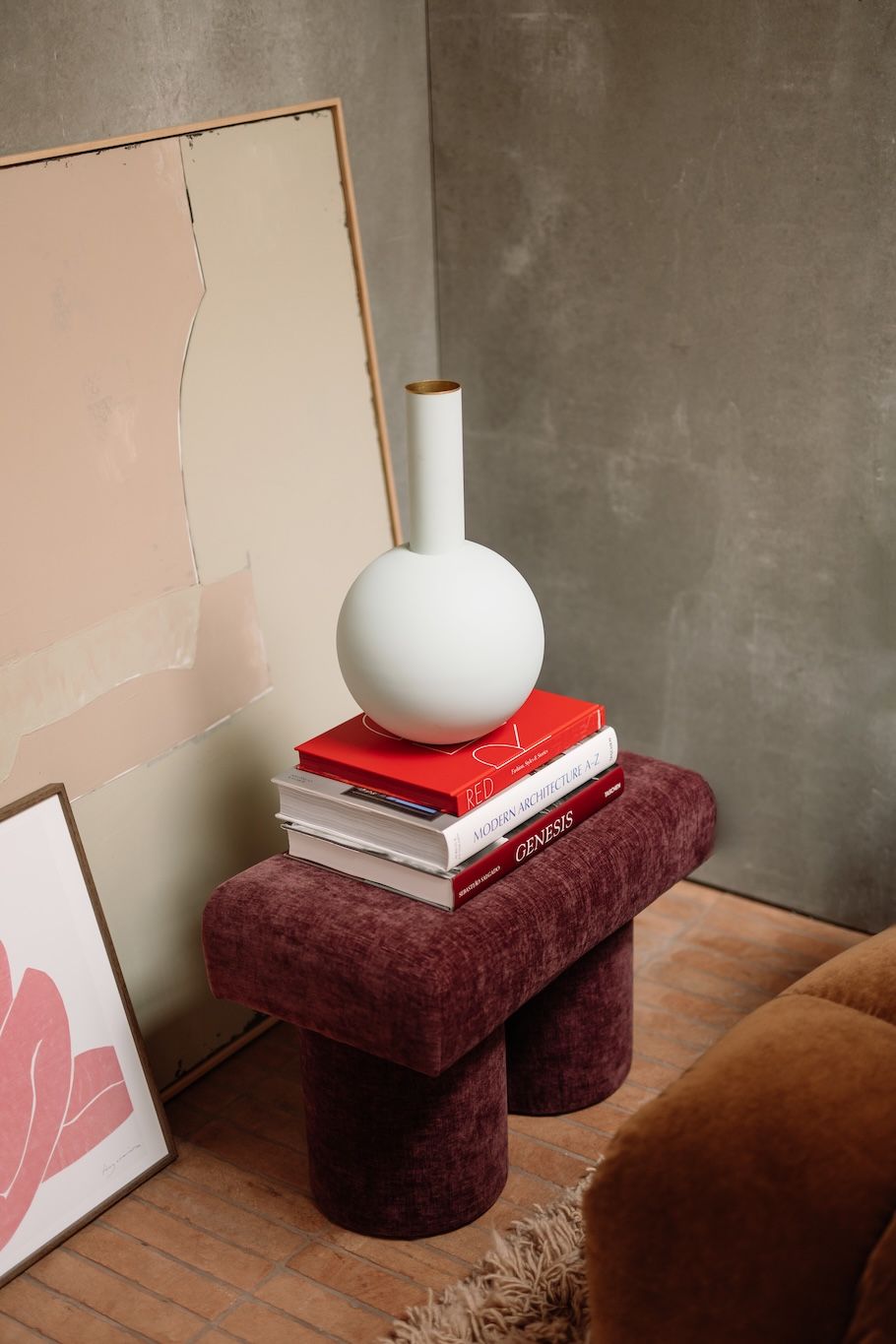 poef met boeken en vazen erop