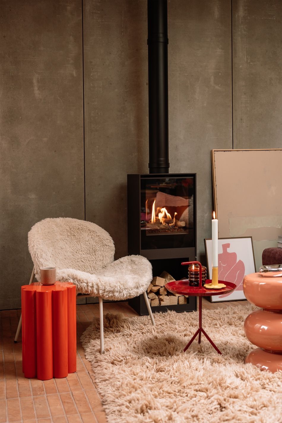 woonkamer met fauteuil en openhaard