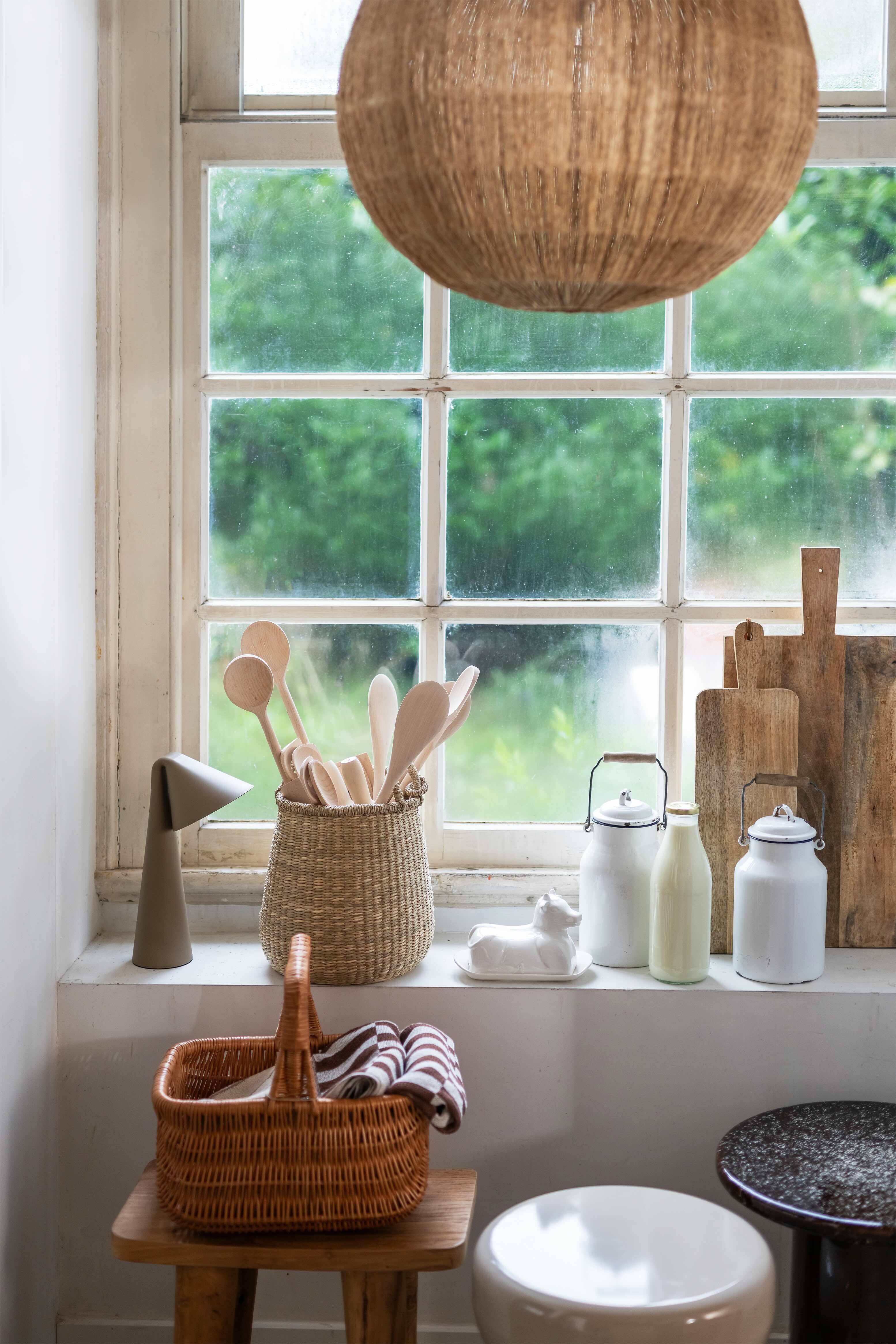 Vensterbank met keukengerei en accessoires