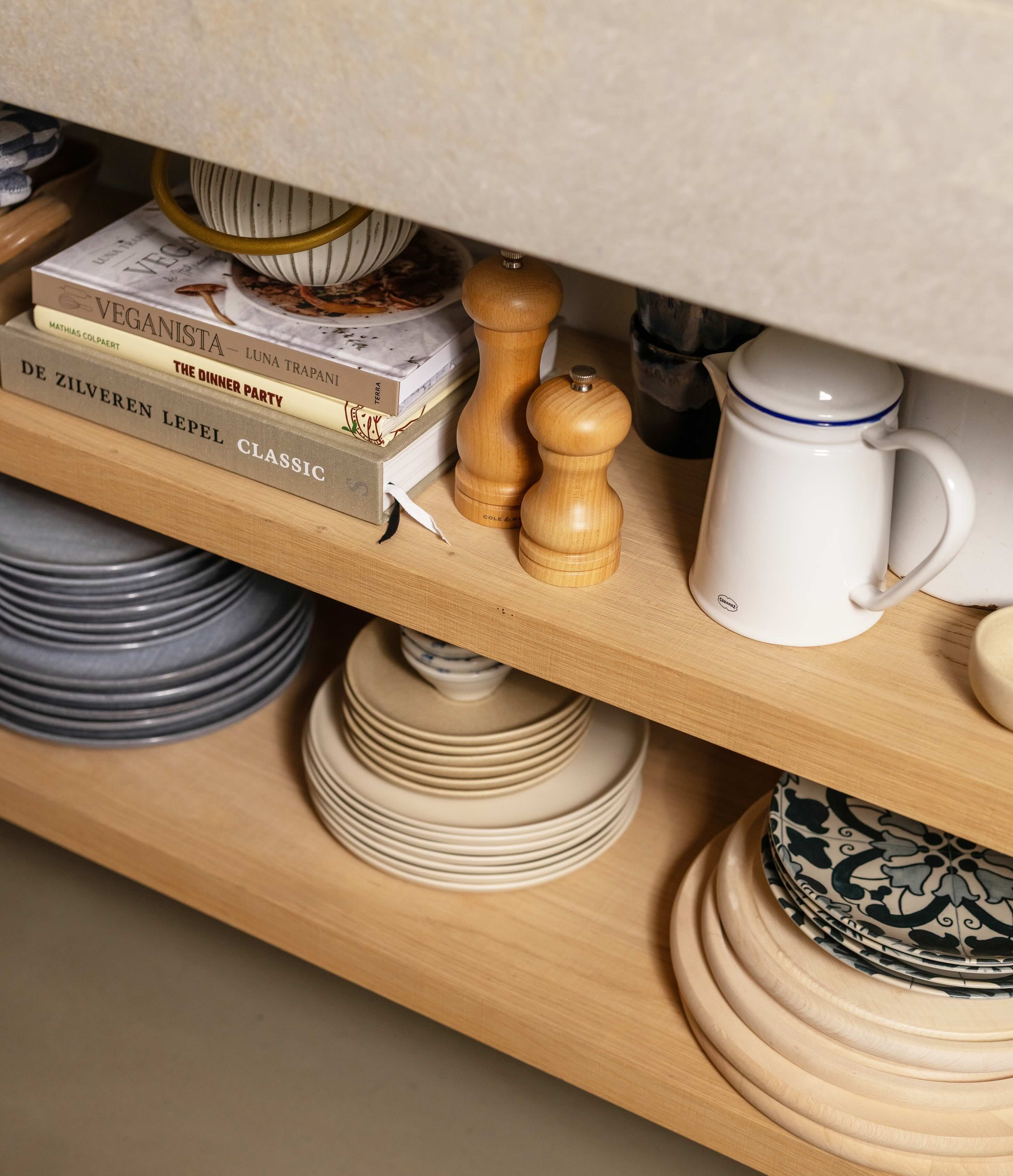 Houten planken met keukenservies