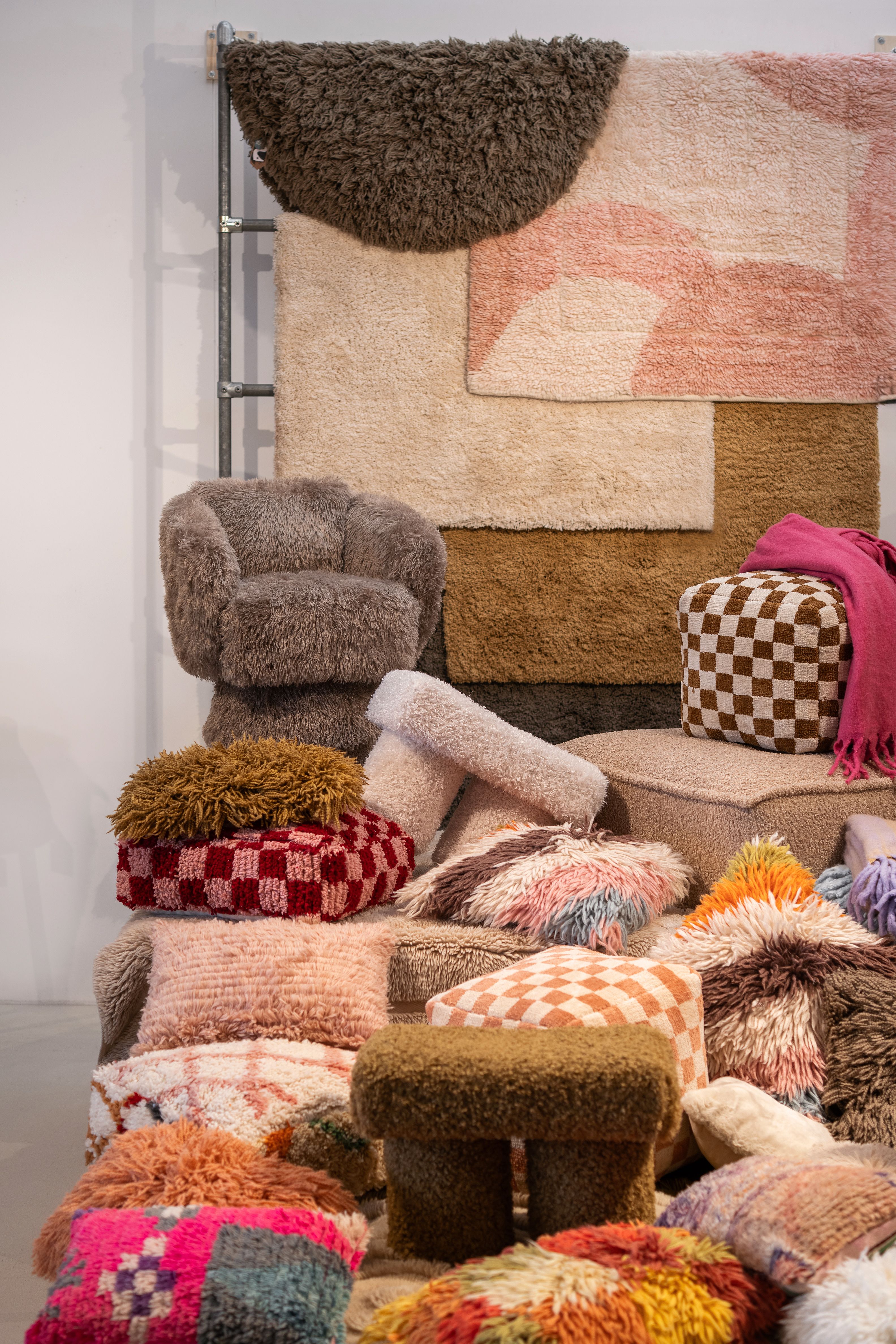 Poefjes, fauteuils en kussens in verschillende zachte shaggy stoffen