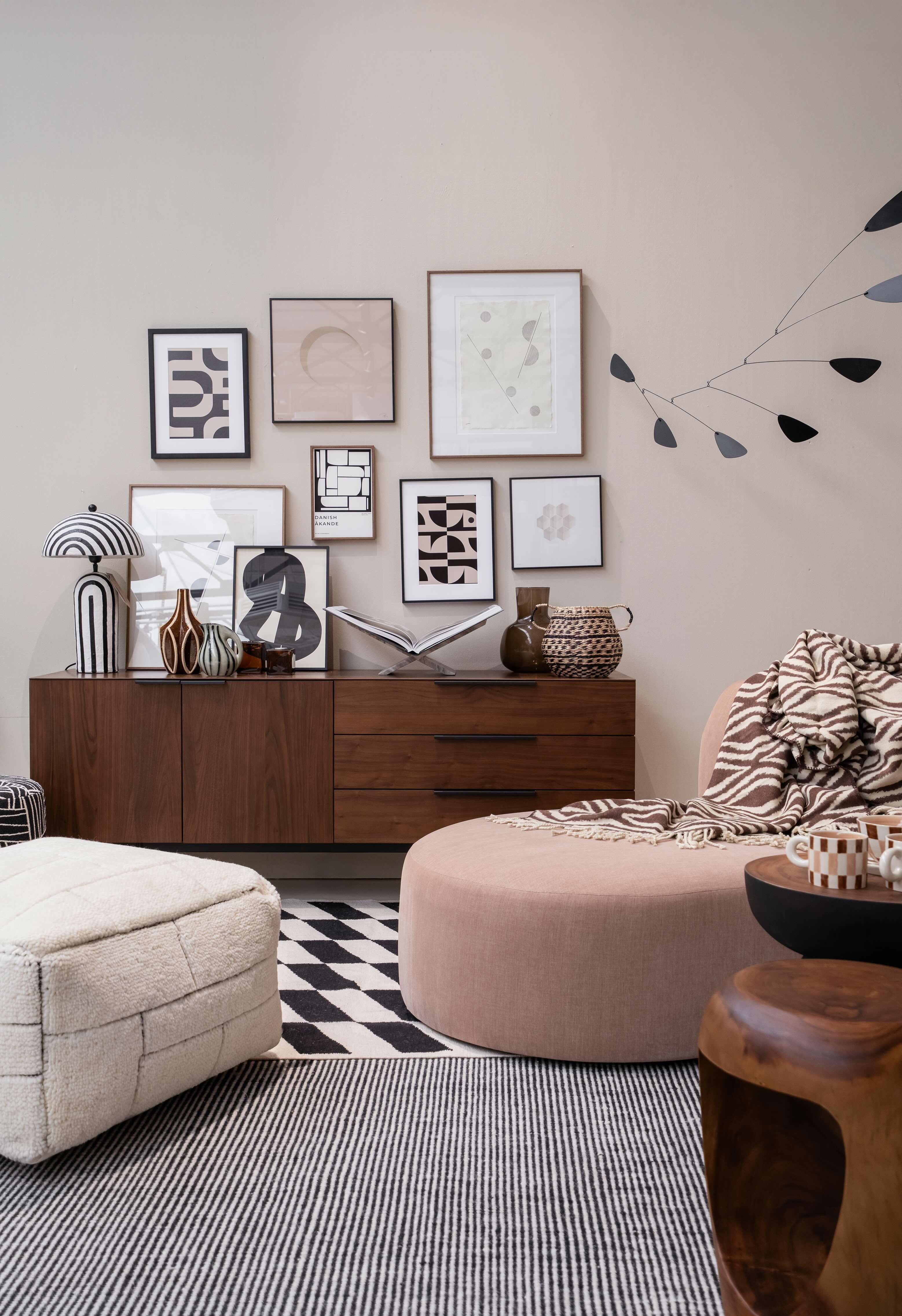 zwart witte kunst aan muur boven dressoir