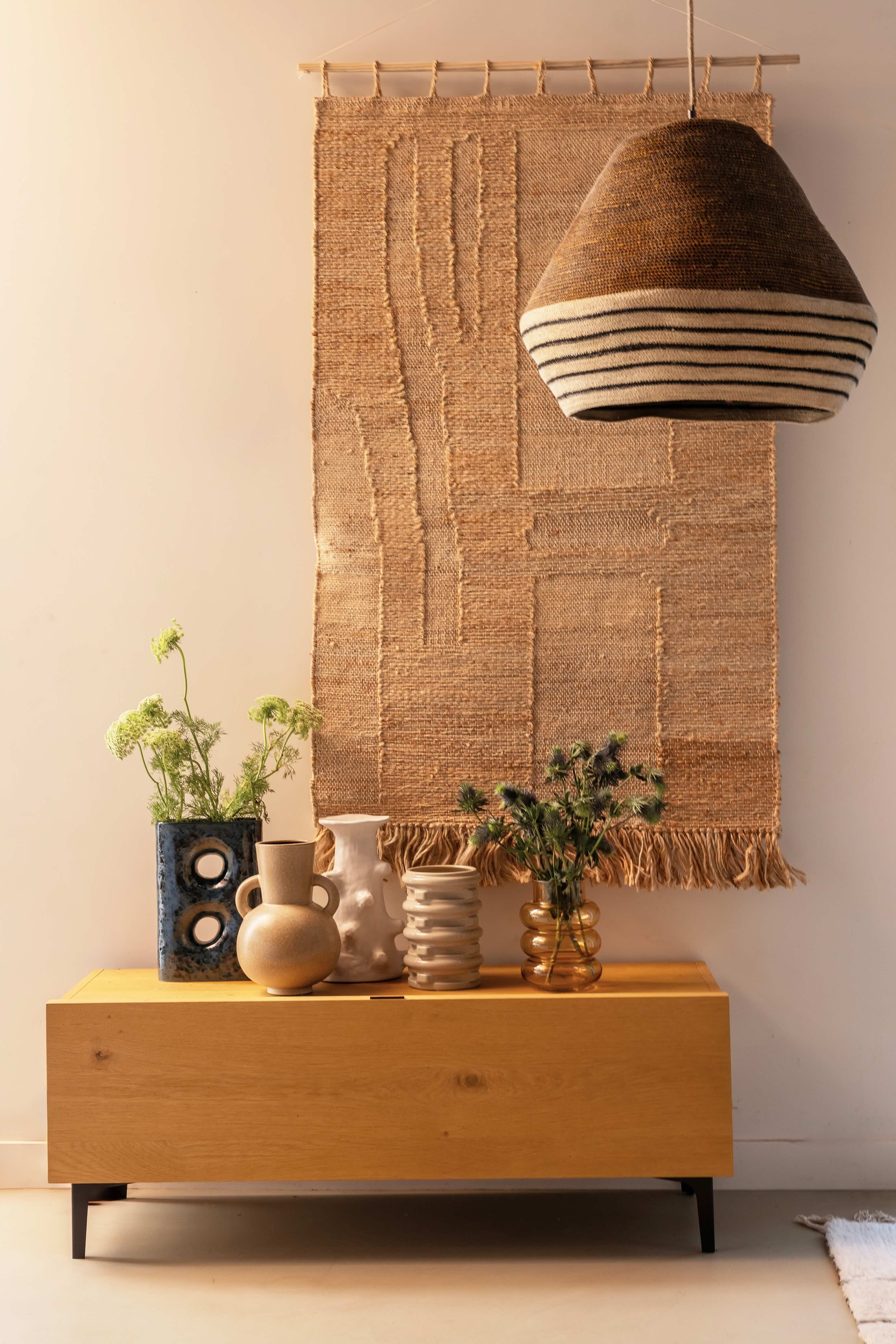 Houten dressoir met daarop allerlei keramieken vazen