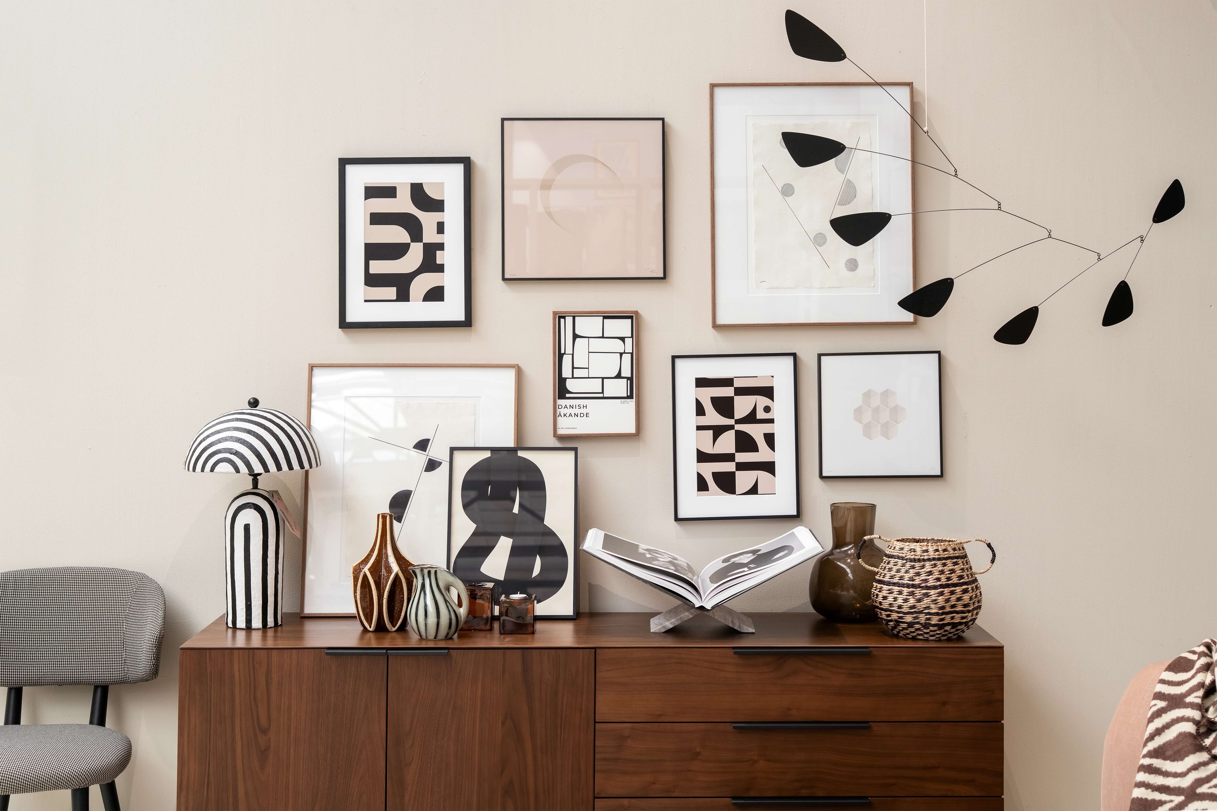 zwart witte kunst aan muur boven dressoir