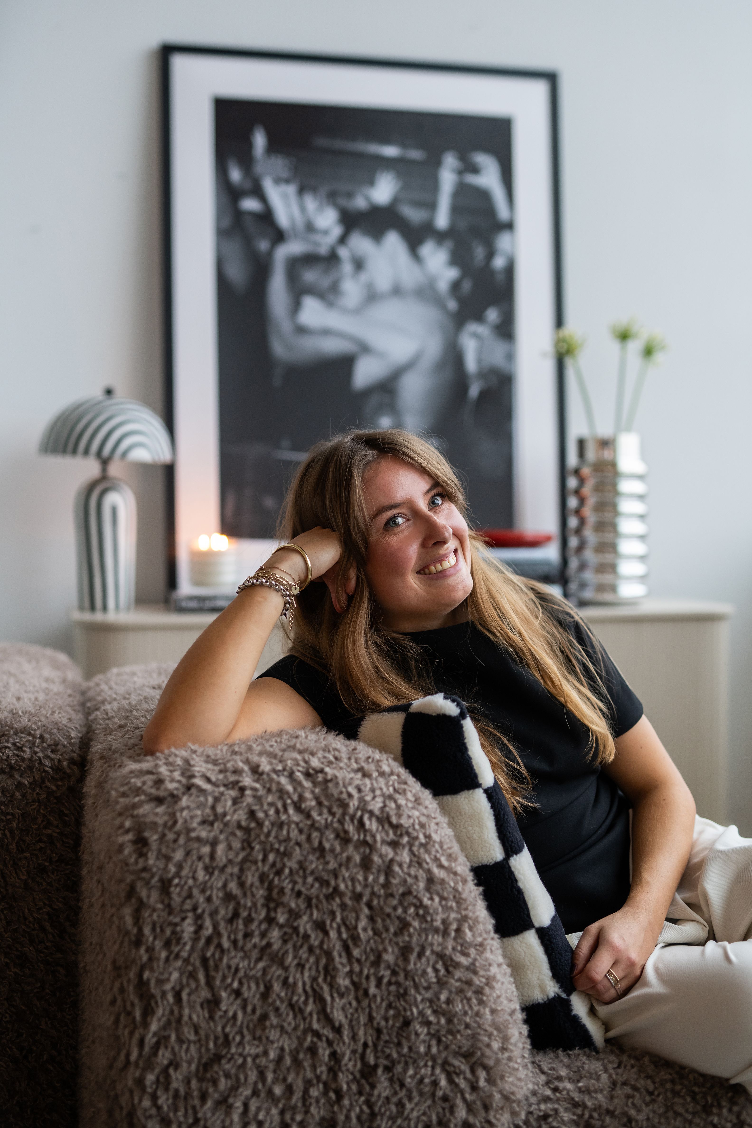 Vrouw zit op bank