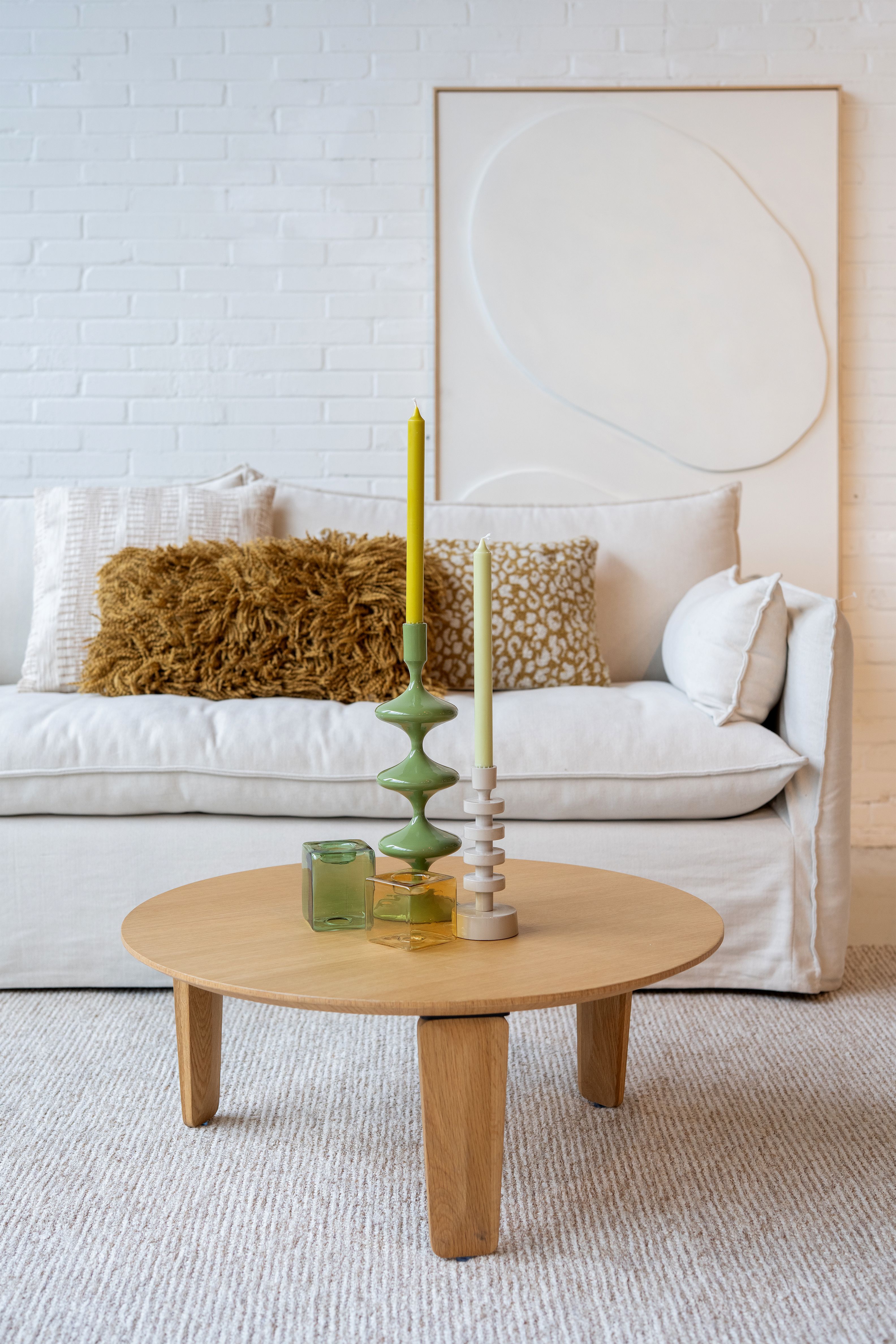 Minimalistische woonkamer met groene tint