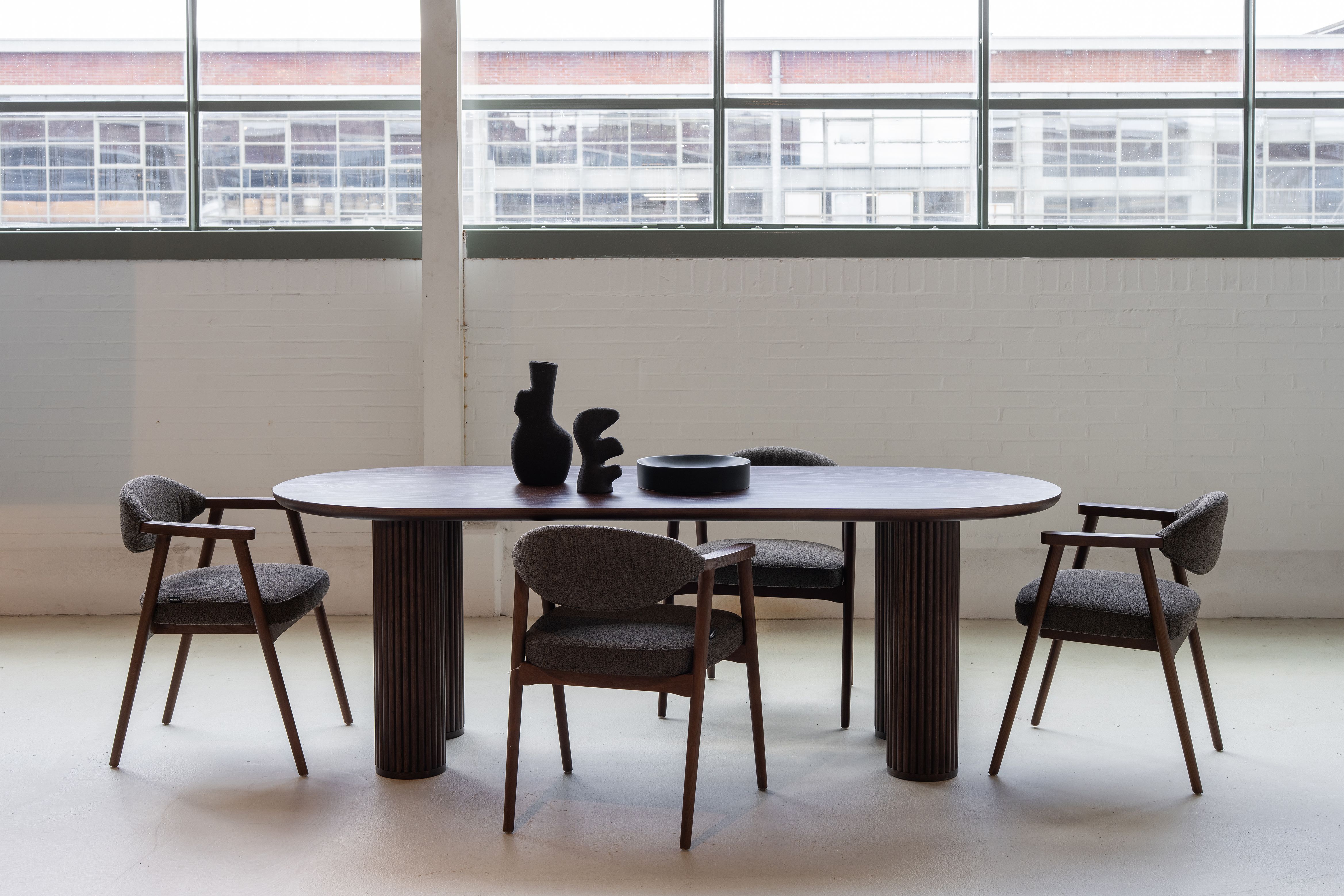 Eettafel met stoelen en decoratie