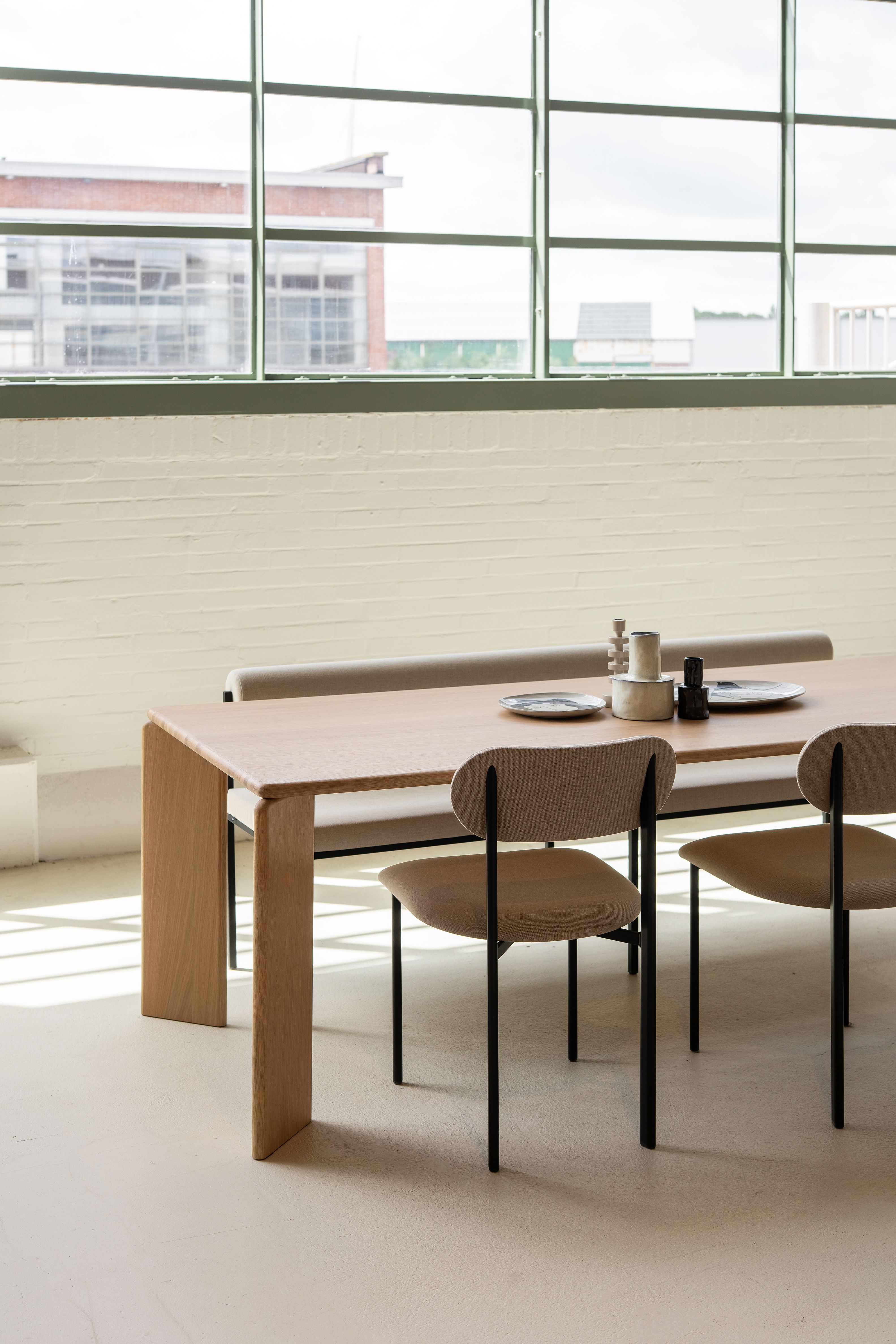 Eettafel met eetbankje en stoelen
