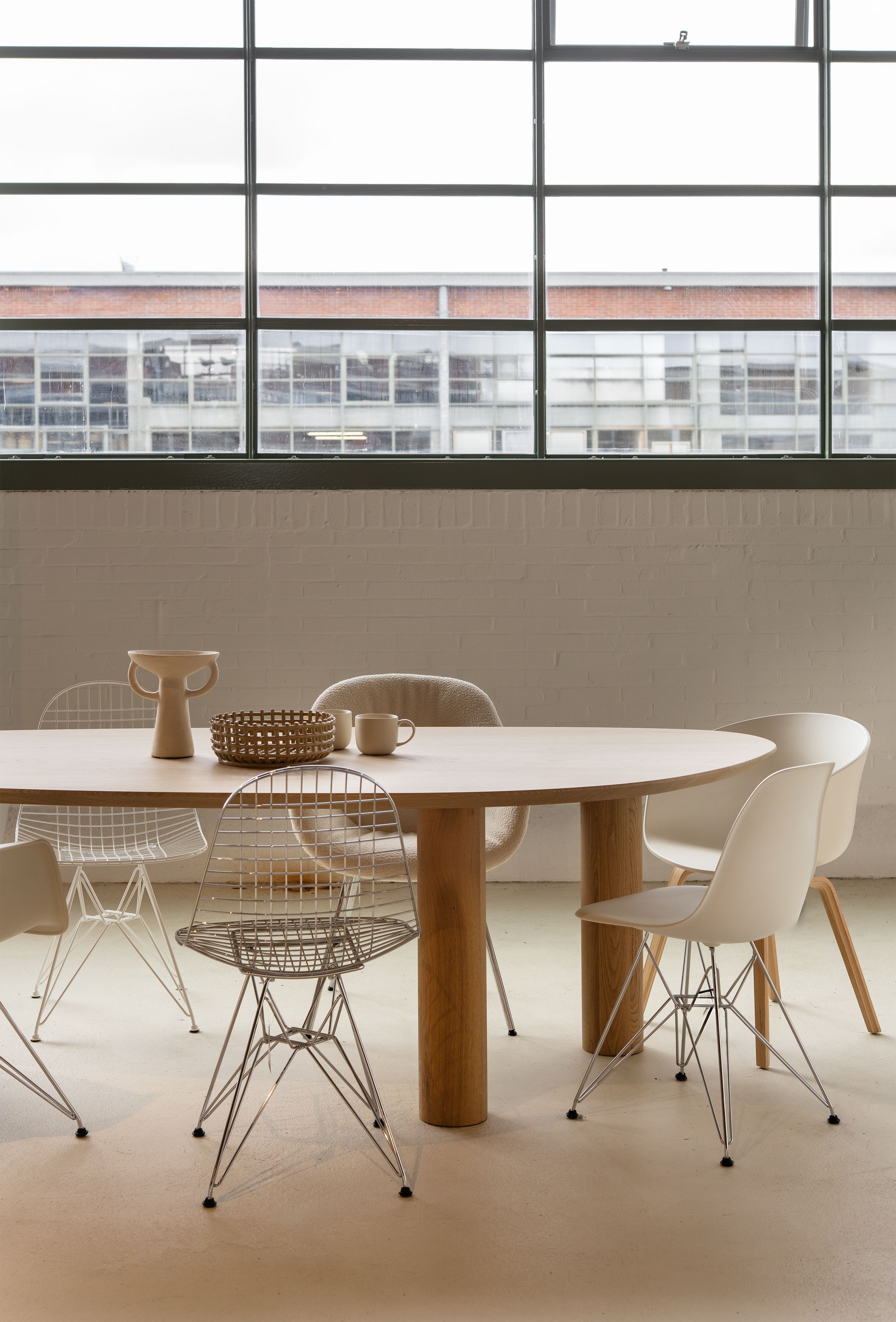 eettafel met verschillende stoelen