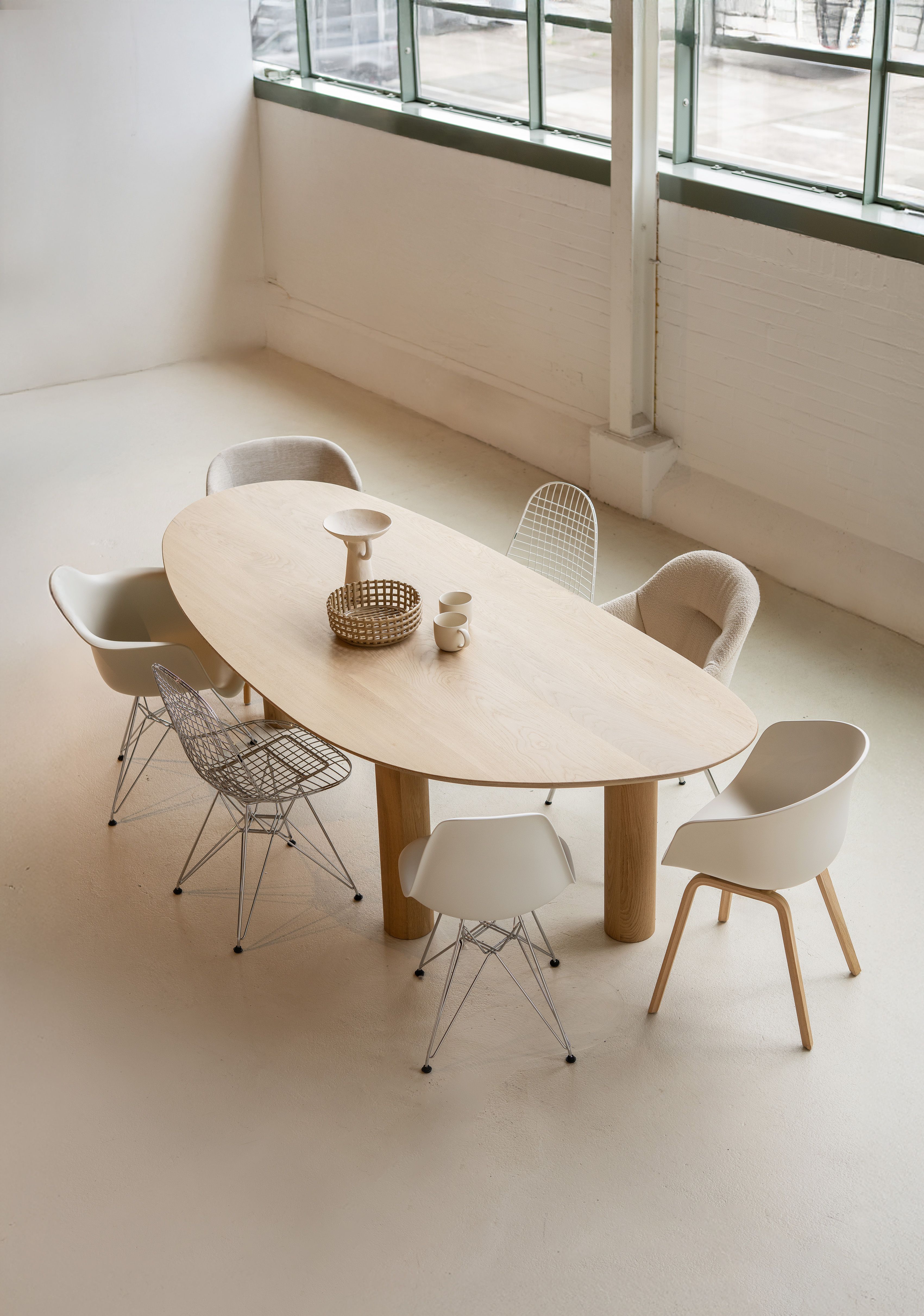Eettafel in organische vorm met stoelen