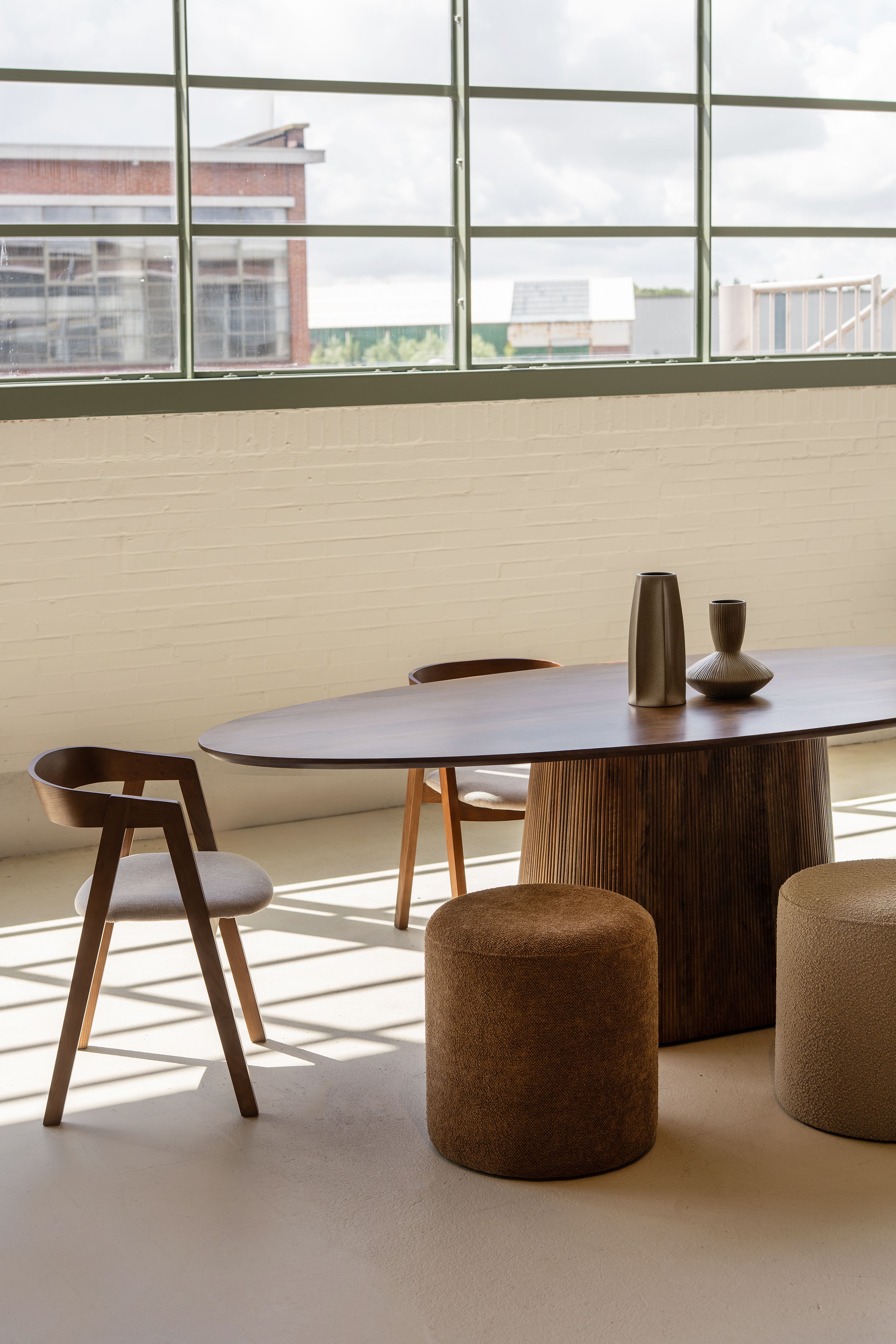 Eettafel met stoelen en poefjes