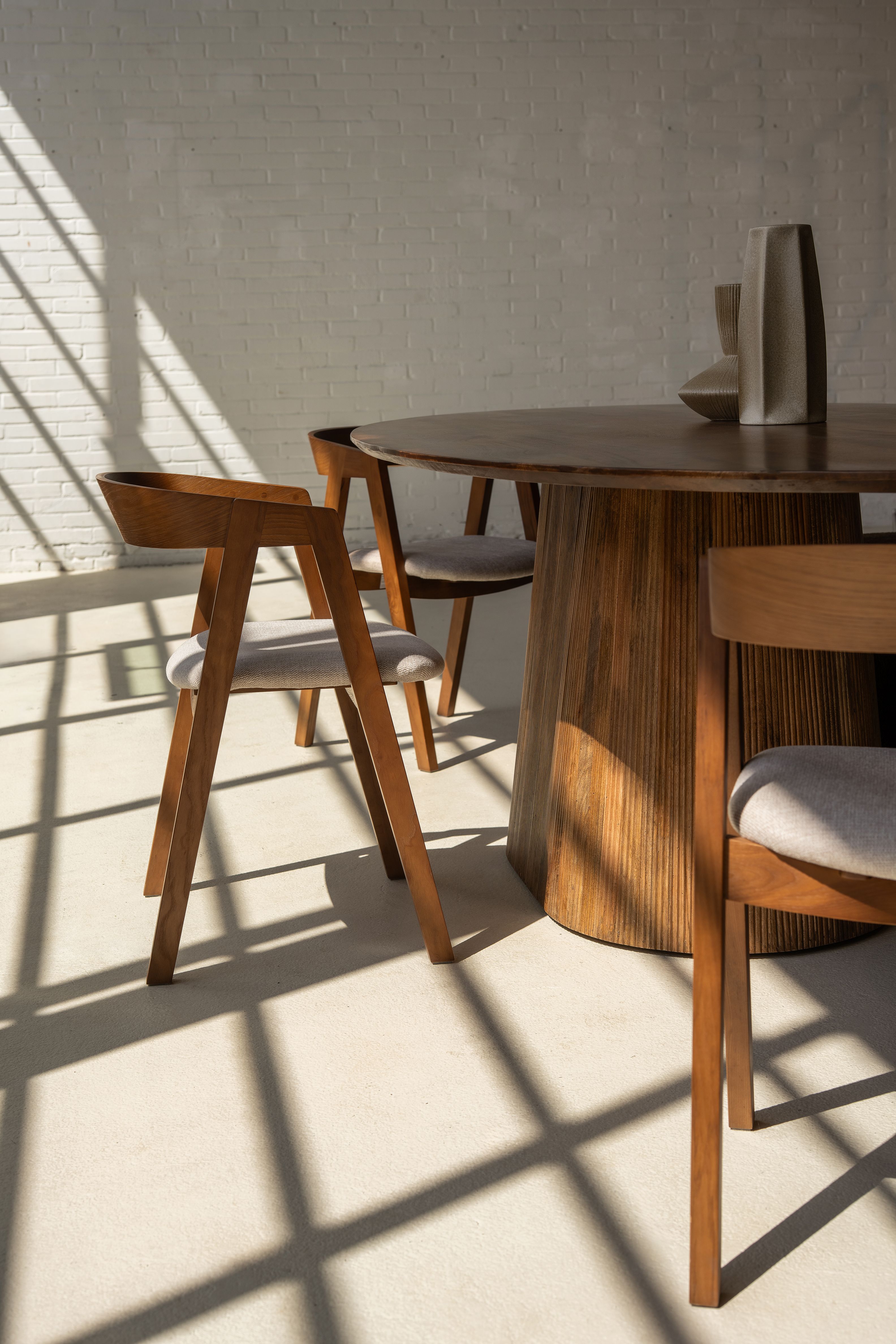 eetkamerstoel aan ronde tafel