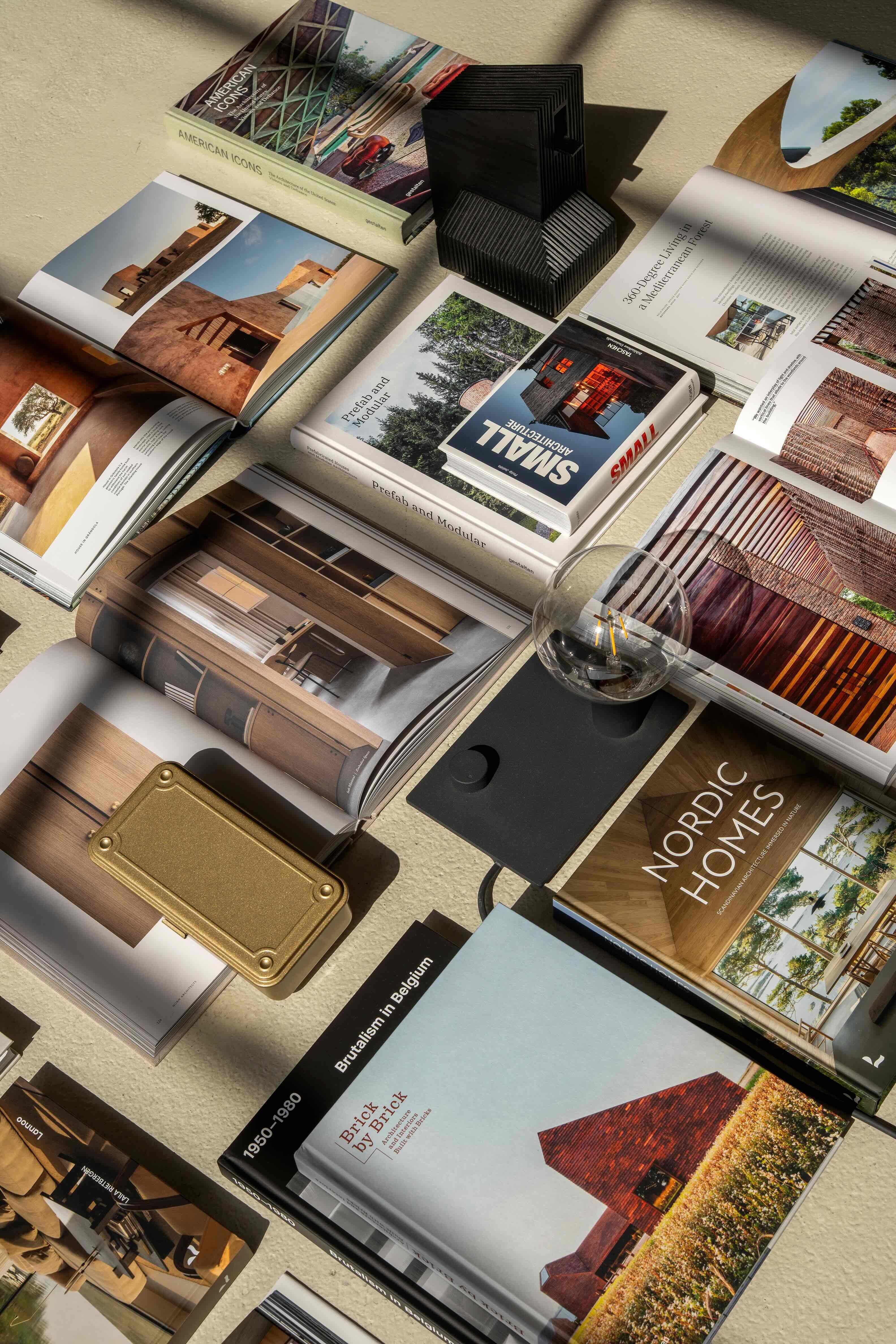 Verschillende boeken opgeslagen