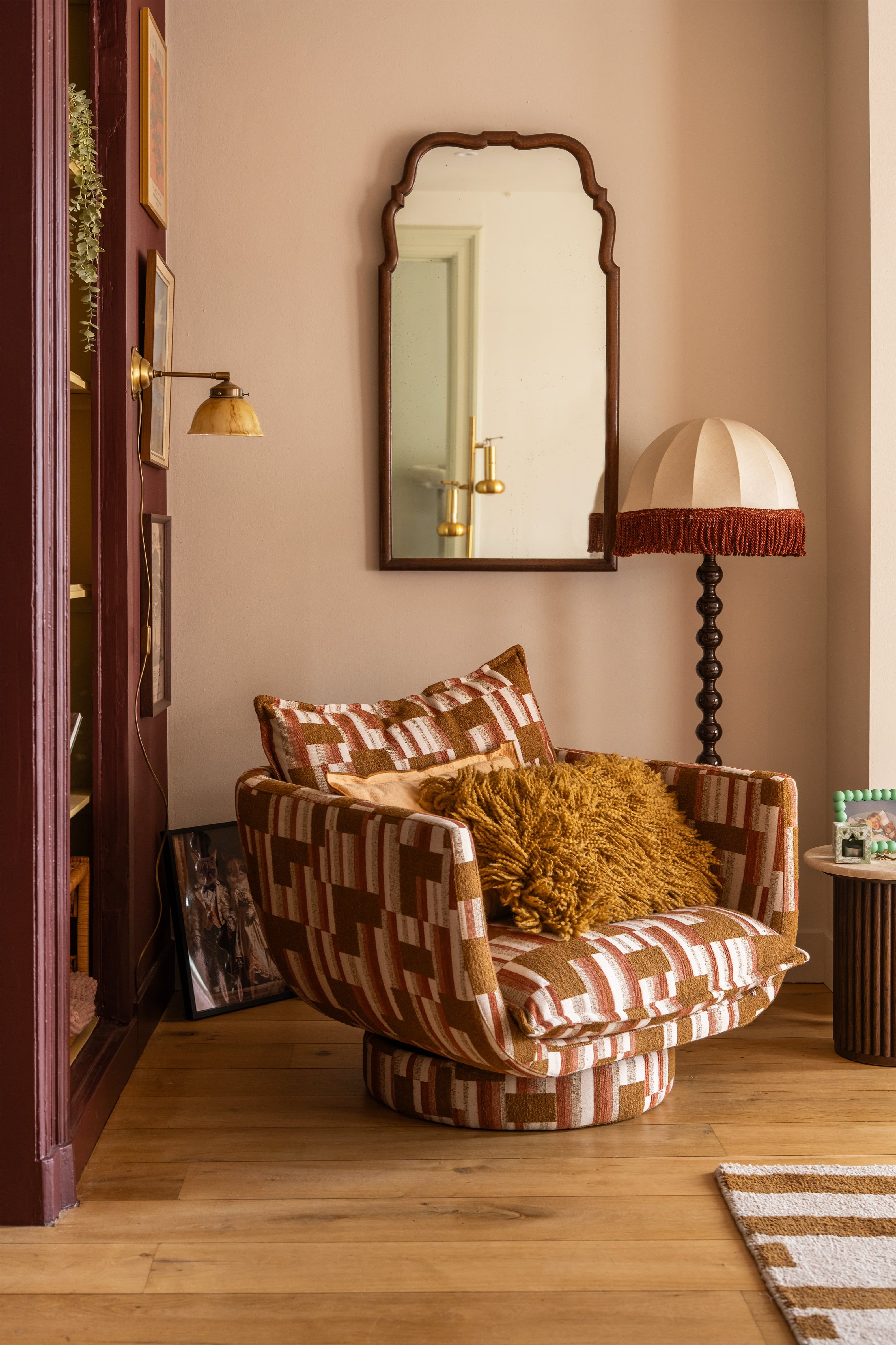 Fauteuil met spiegel en lamp