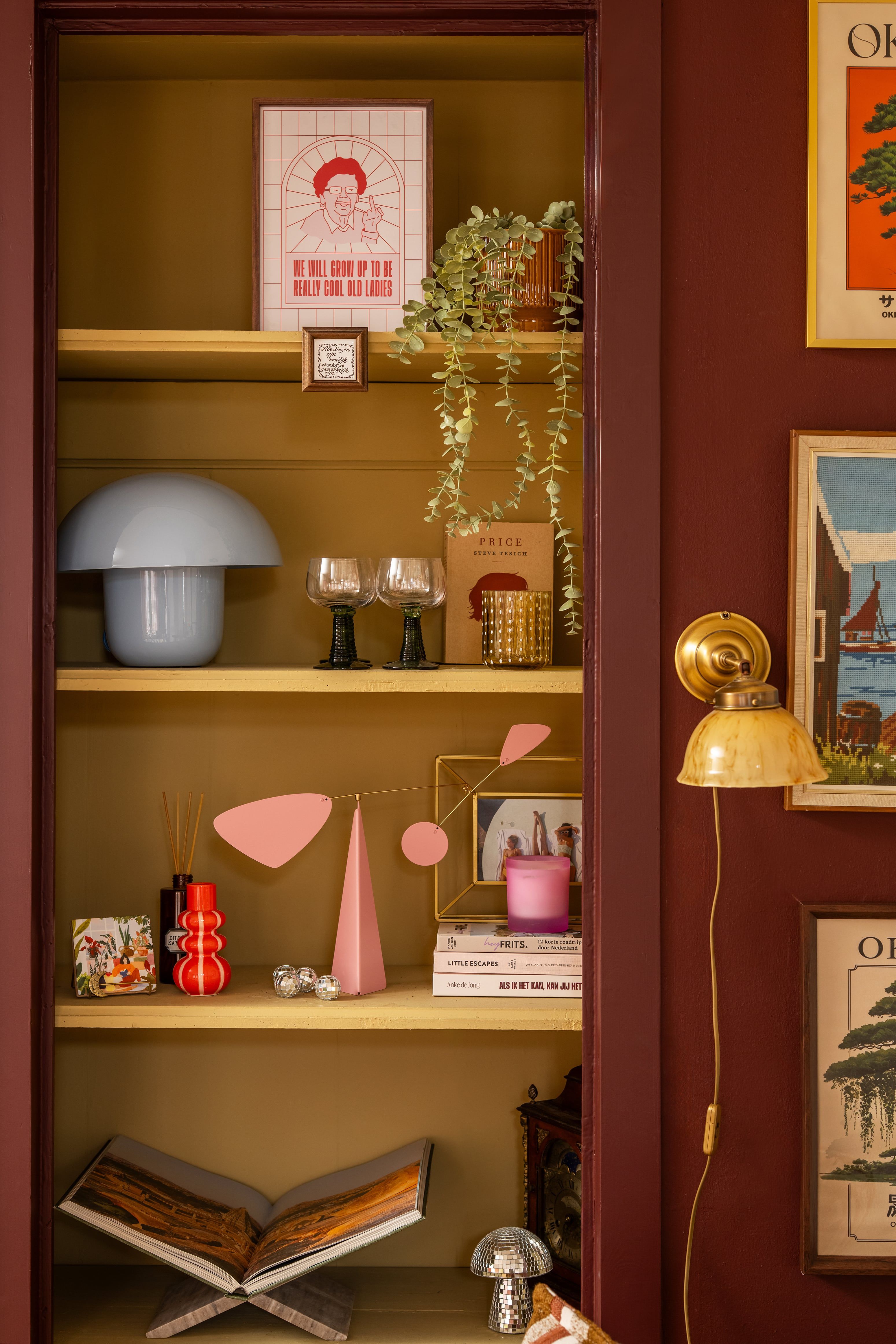 Kast met verschillende decoratie