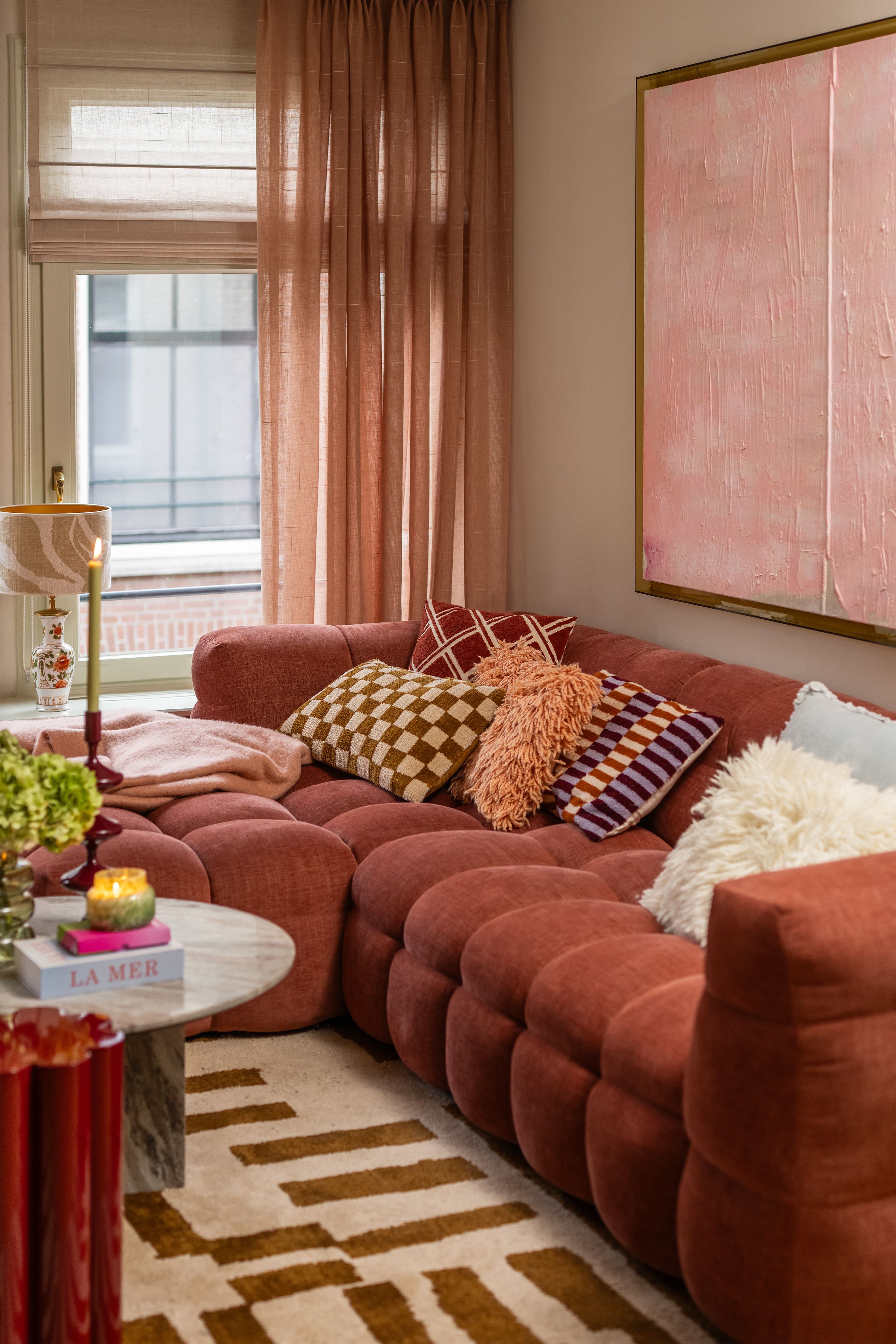 Bank met verschillende kussens