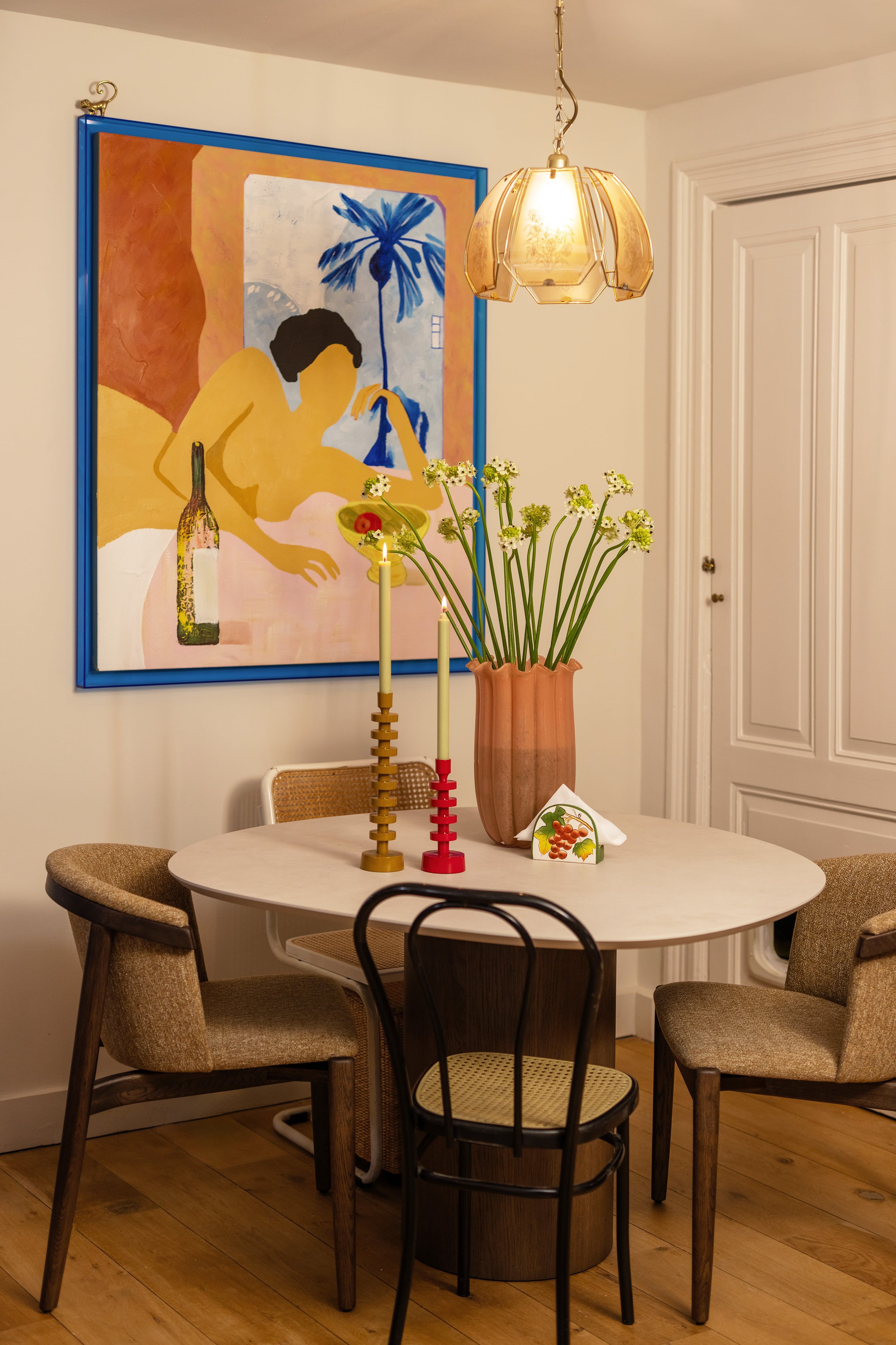 Eettafel met schilderij aan de muur