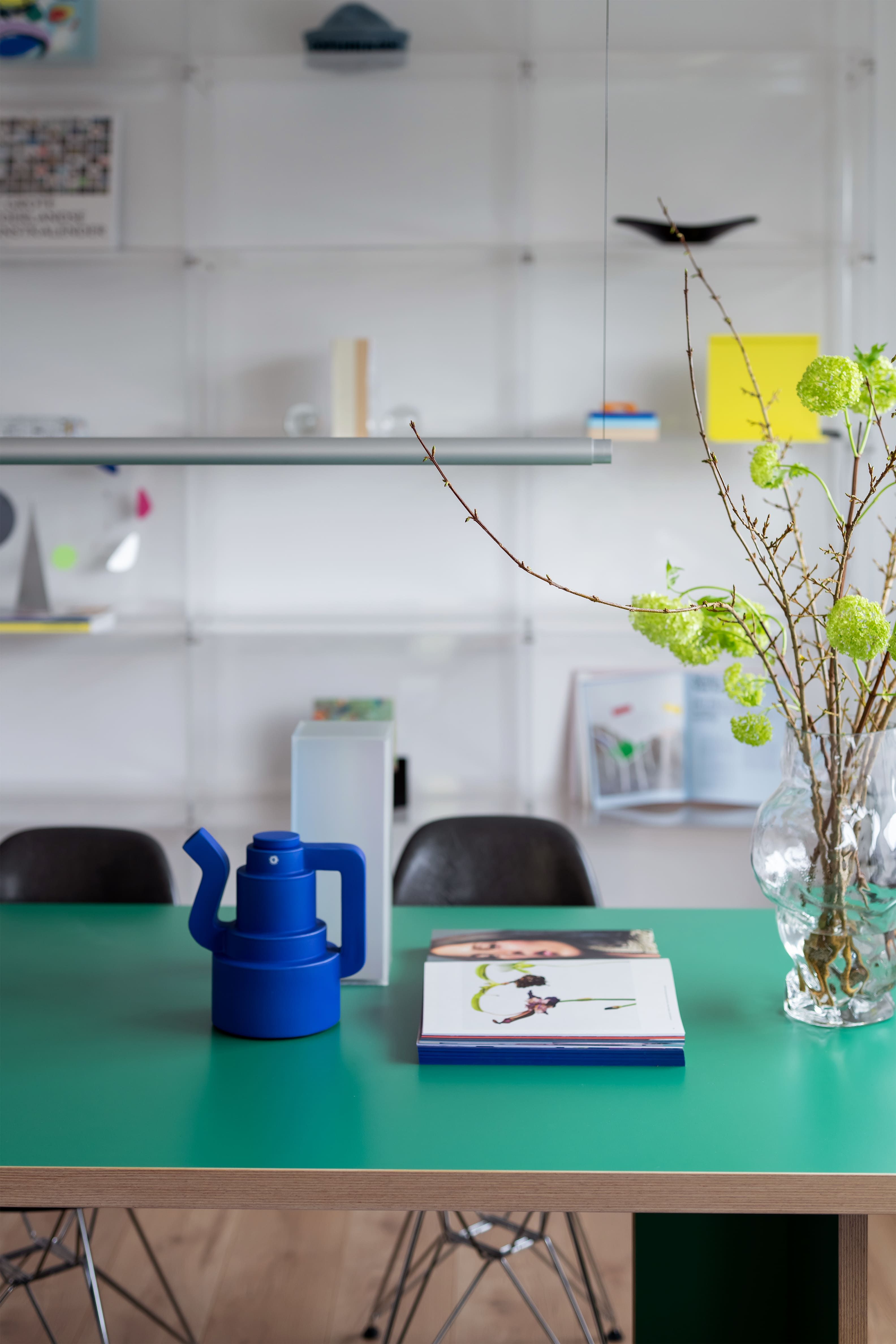 groene tafel met woonaccessoires