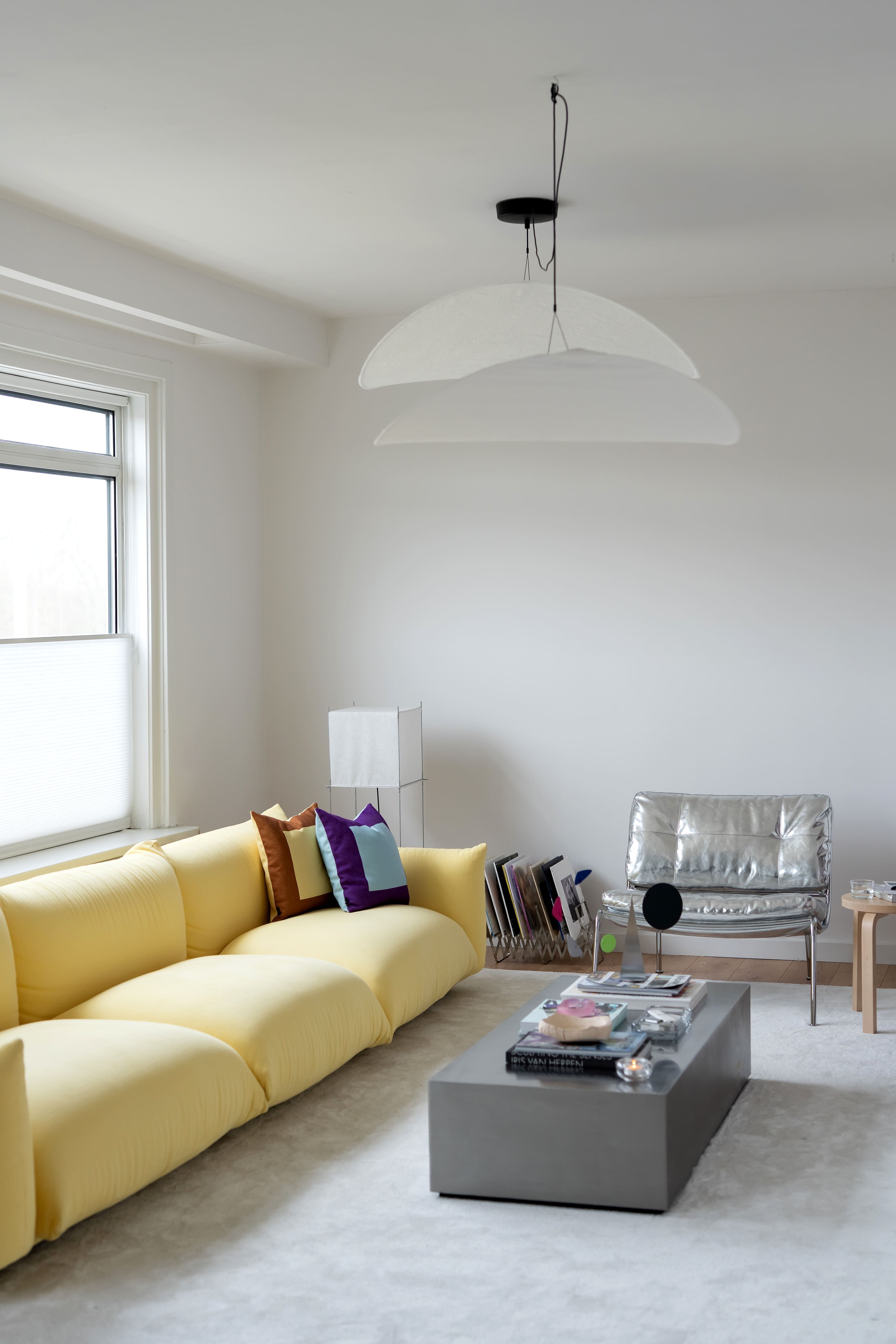 woonkamer met gele bank