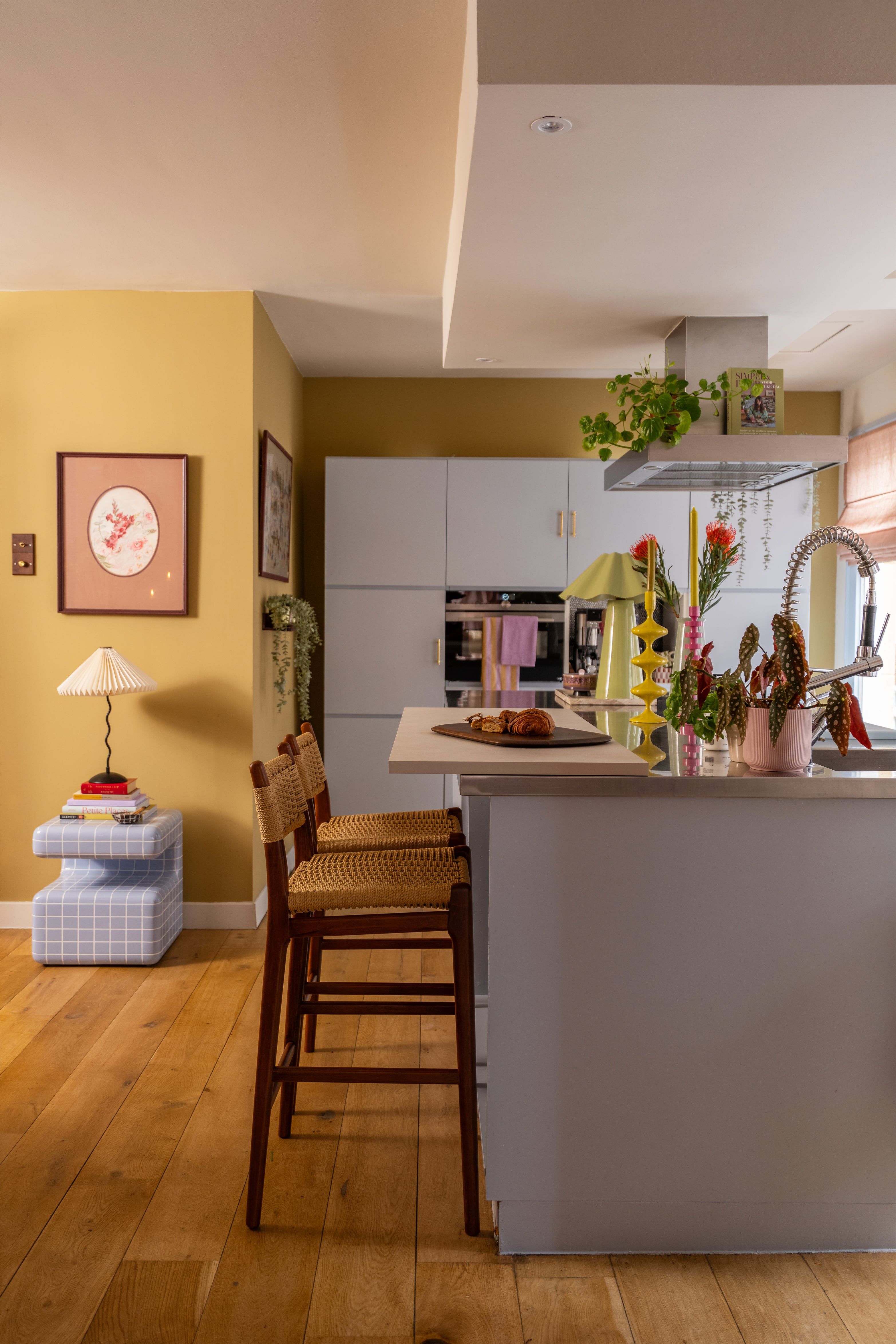 Keuken met barkrukken en accessoires