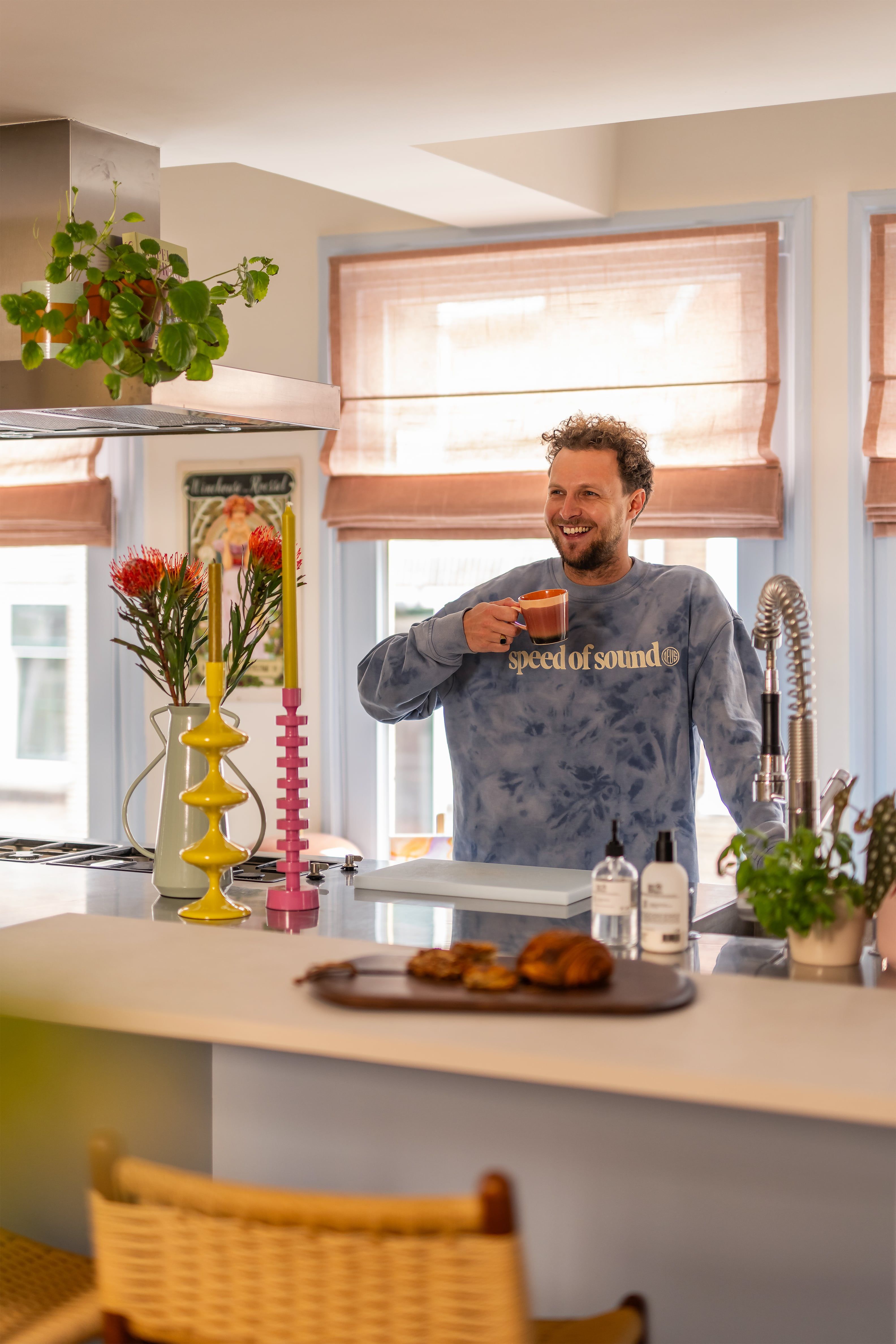 Man in de keuken met een kopje koffie