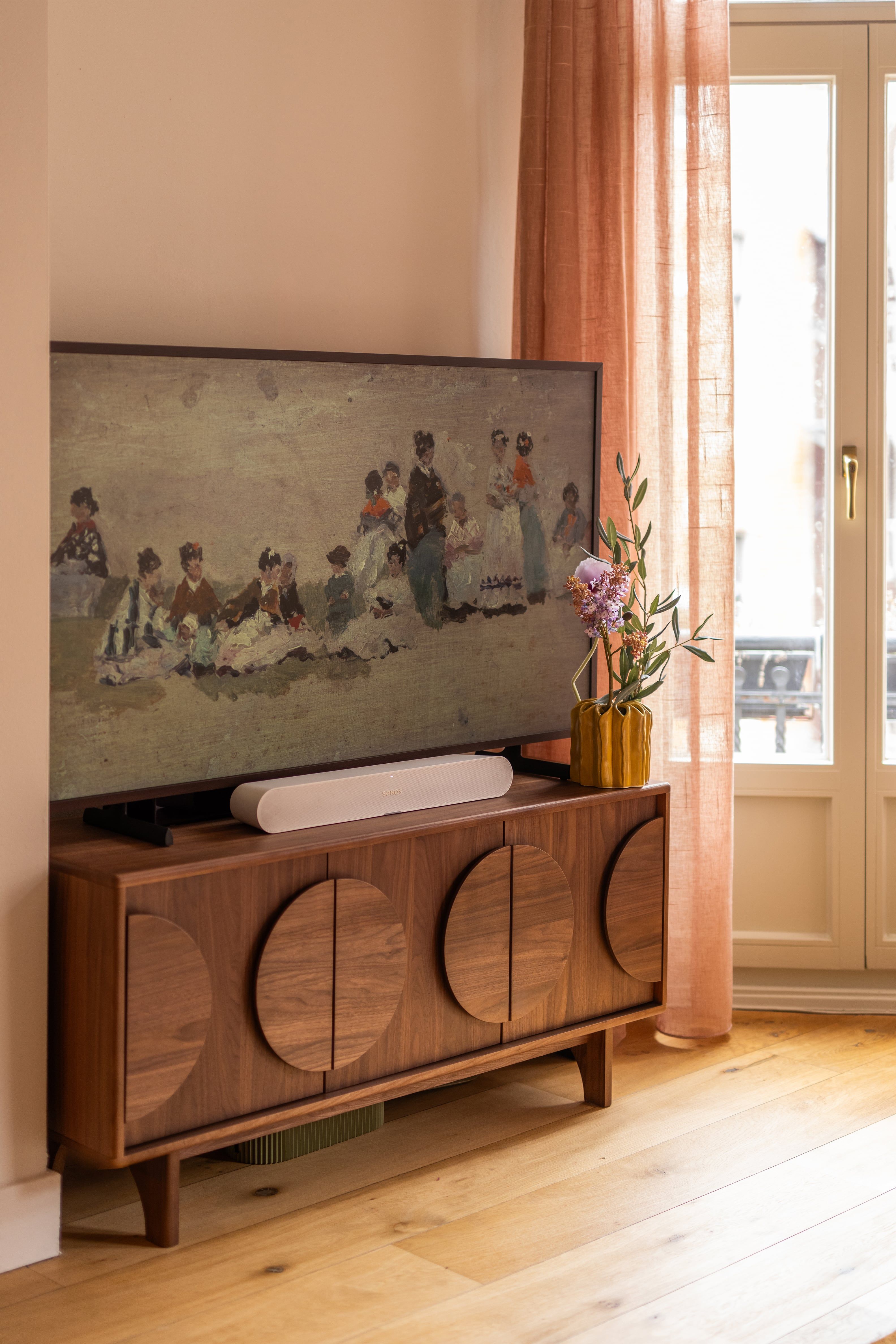 Tv-dressoir met ronde vormen en tv