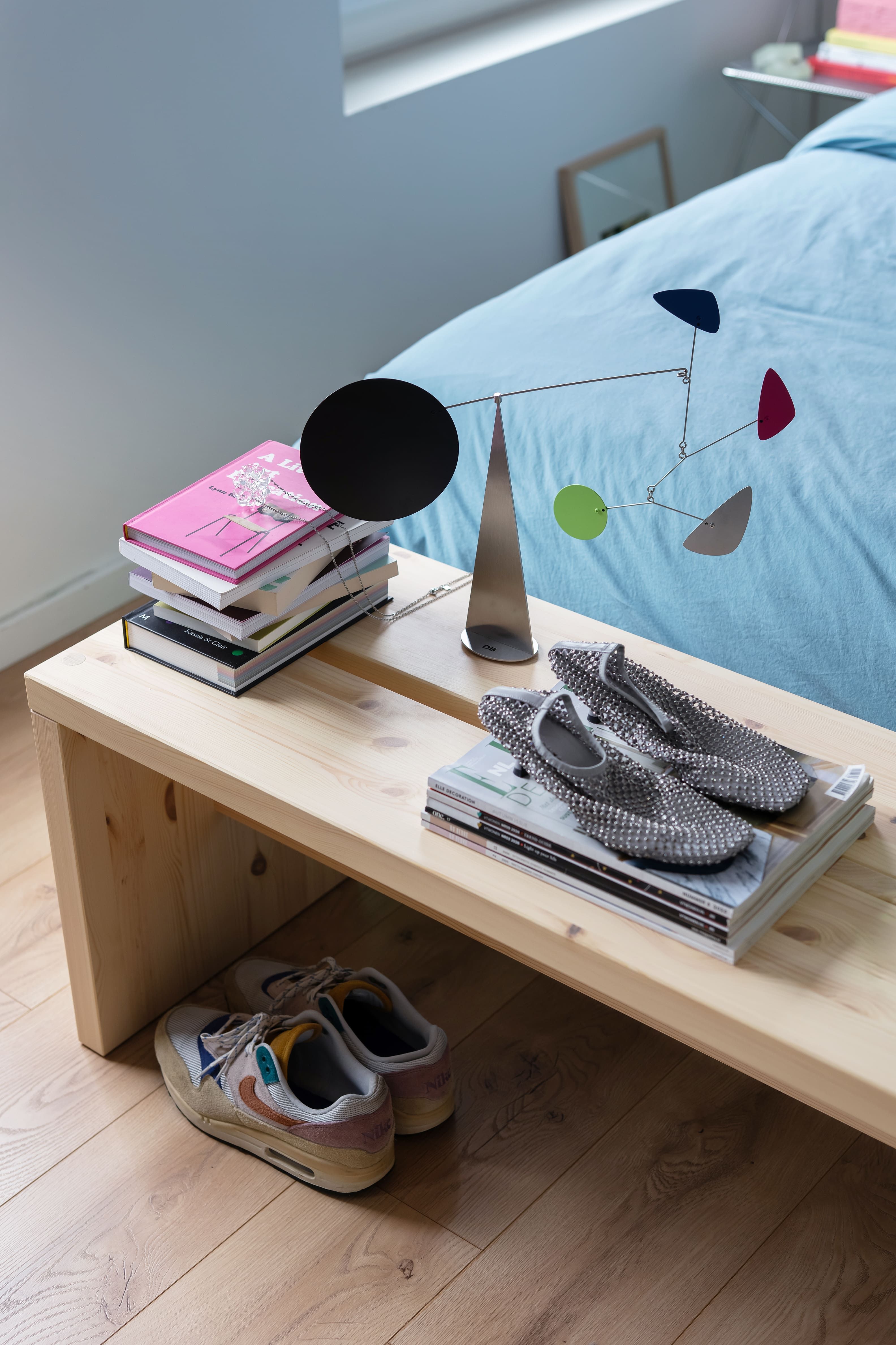 slaapkamer met gekleurde accessoires