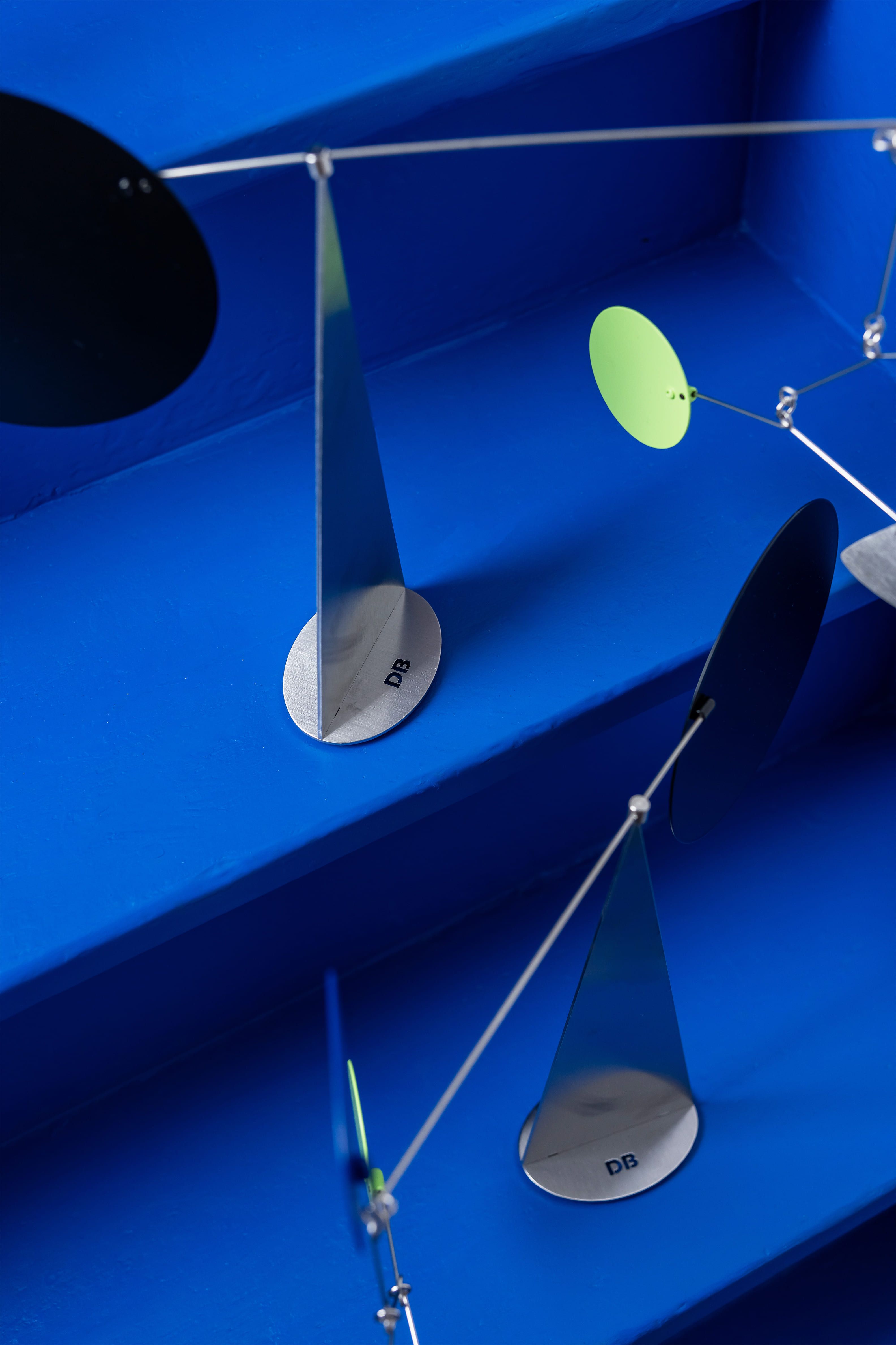 twee mobielen op blauwe trap