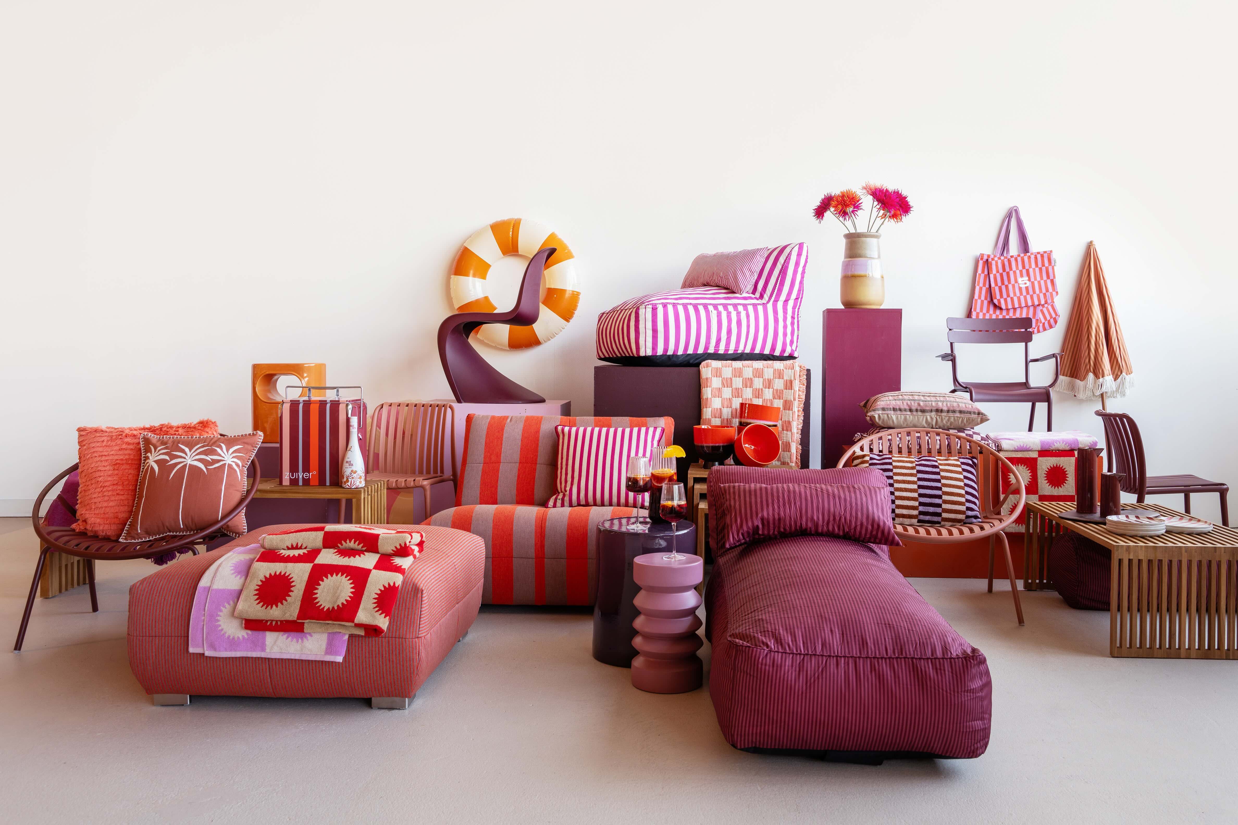 Sfeerbeeld met kleurrijke tuinmeubels en accesoires