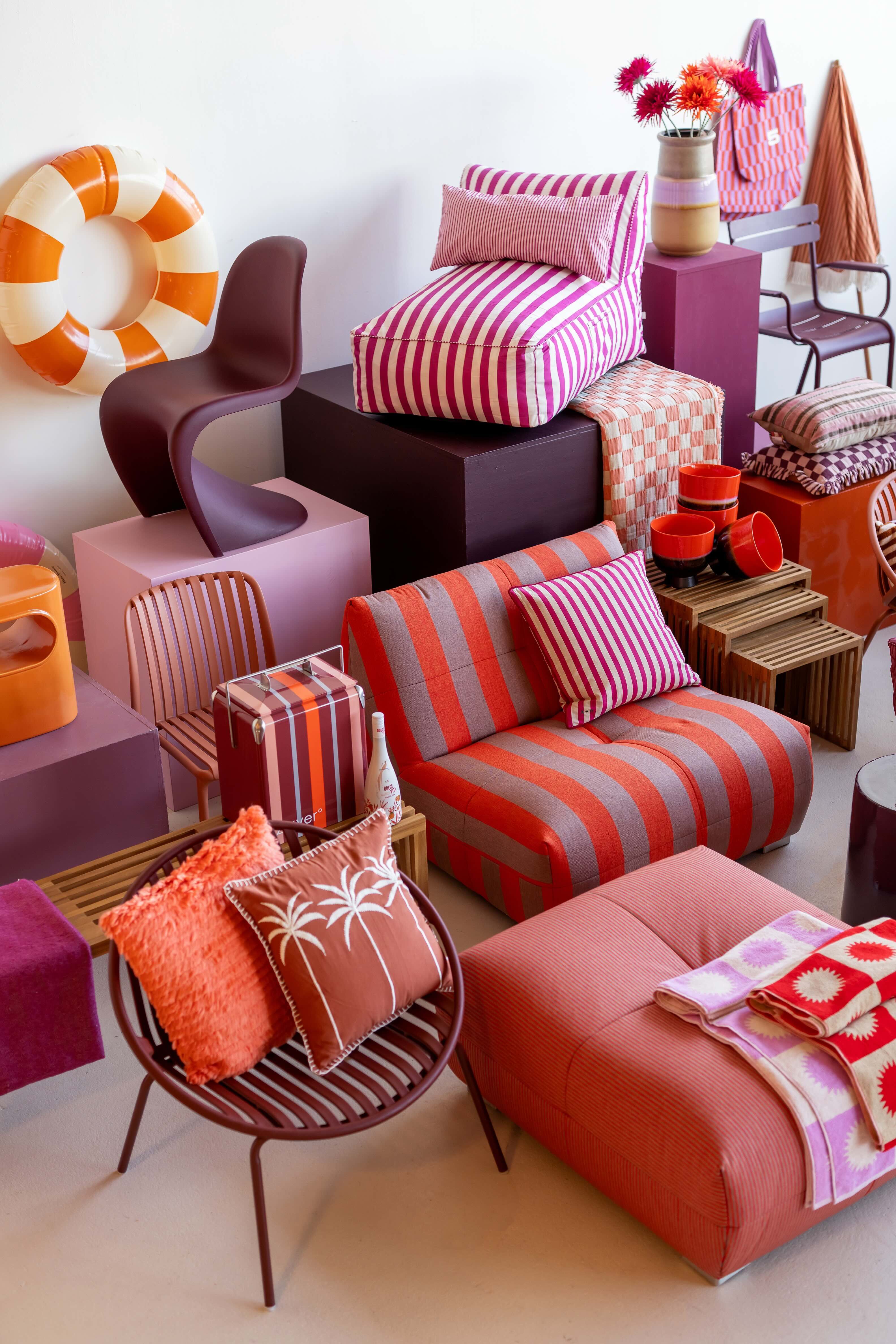 Sfeerbeeld met kleurrijke tuinmeubels en accesoires