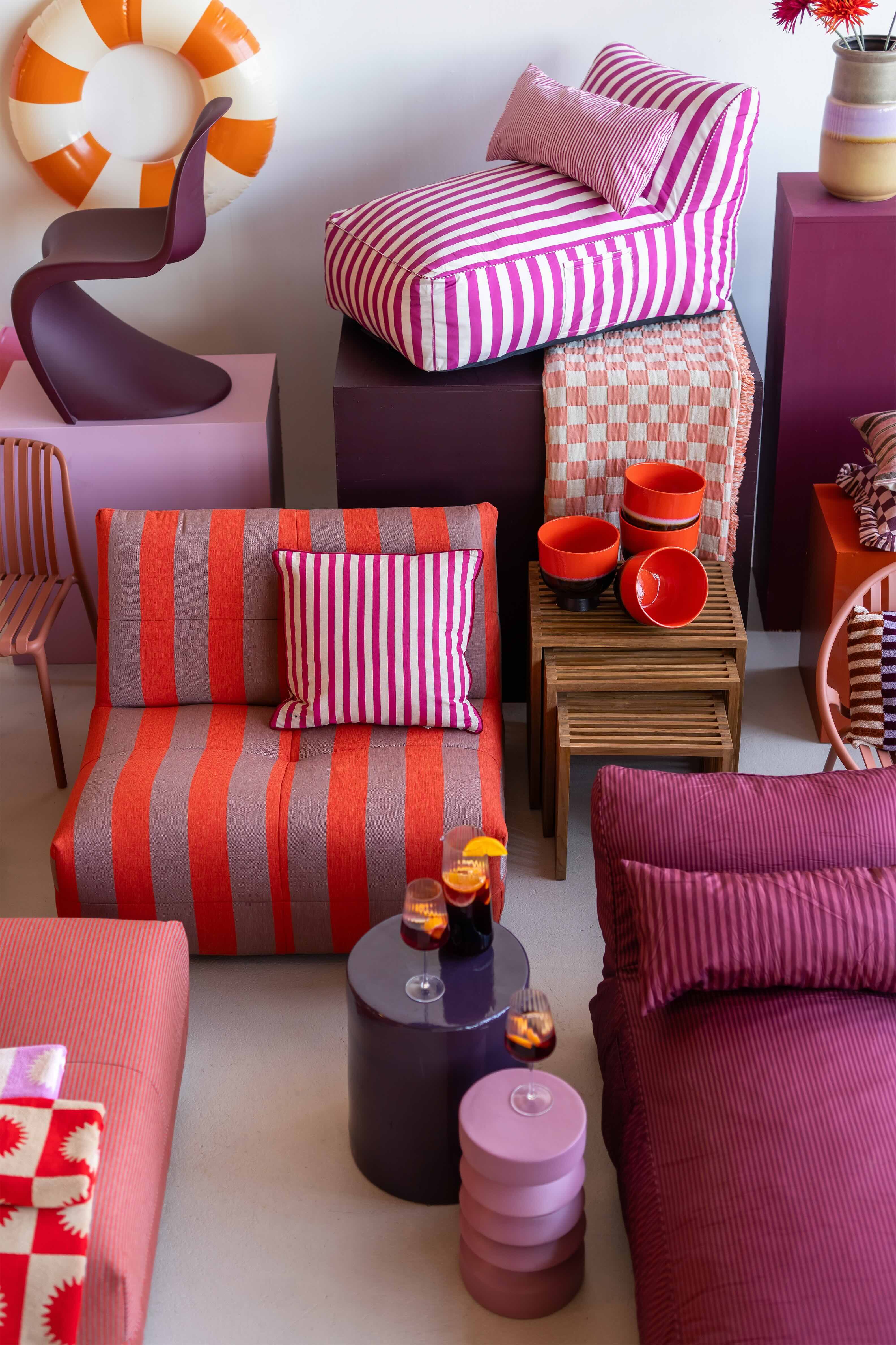 Sfeerbeeld met kleurrijke tuinmeubels en accesoires