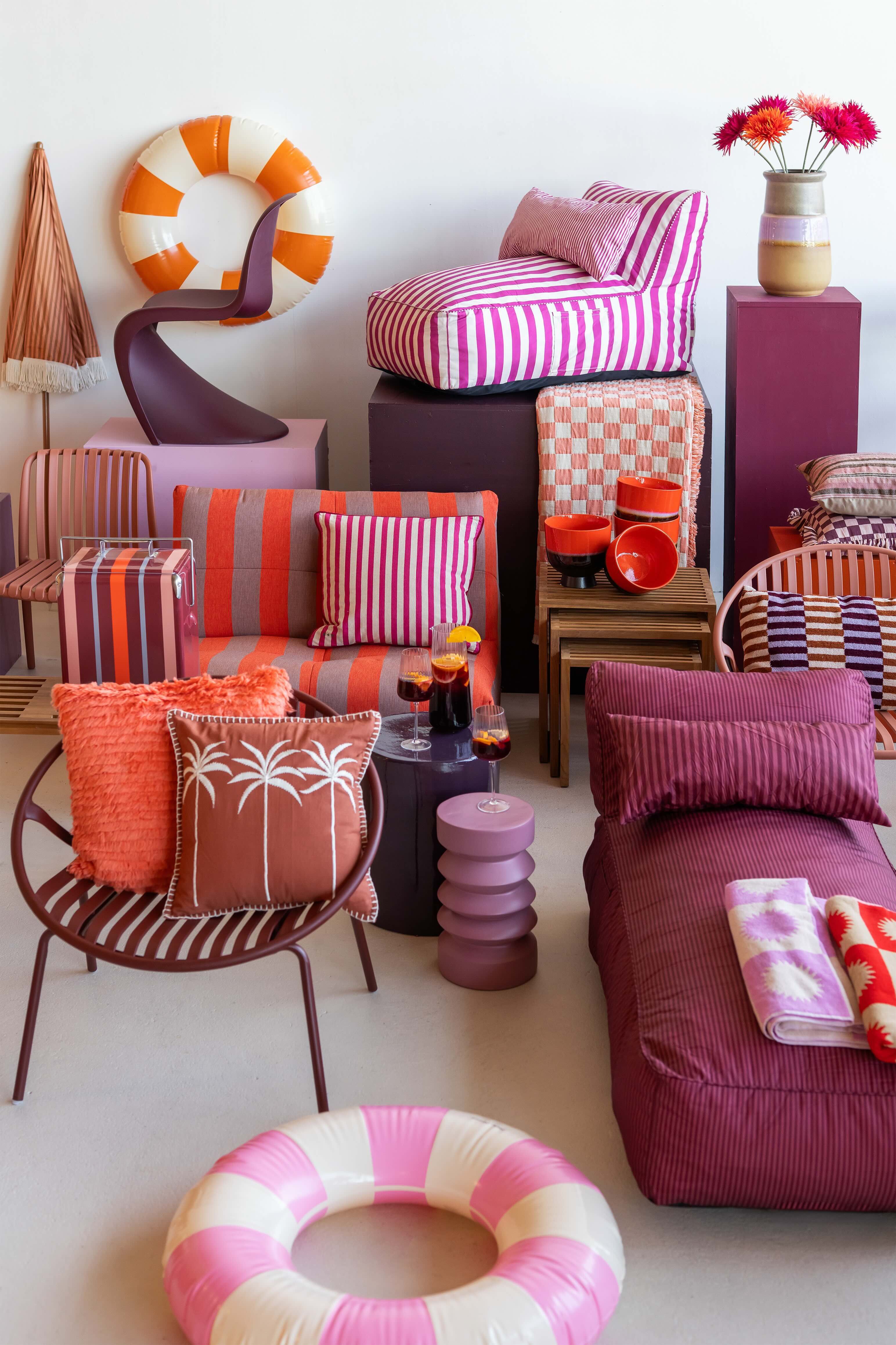 Sfeerbeeld met kleurrijke tuinmeubels en accesoires