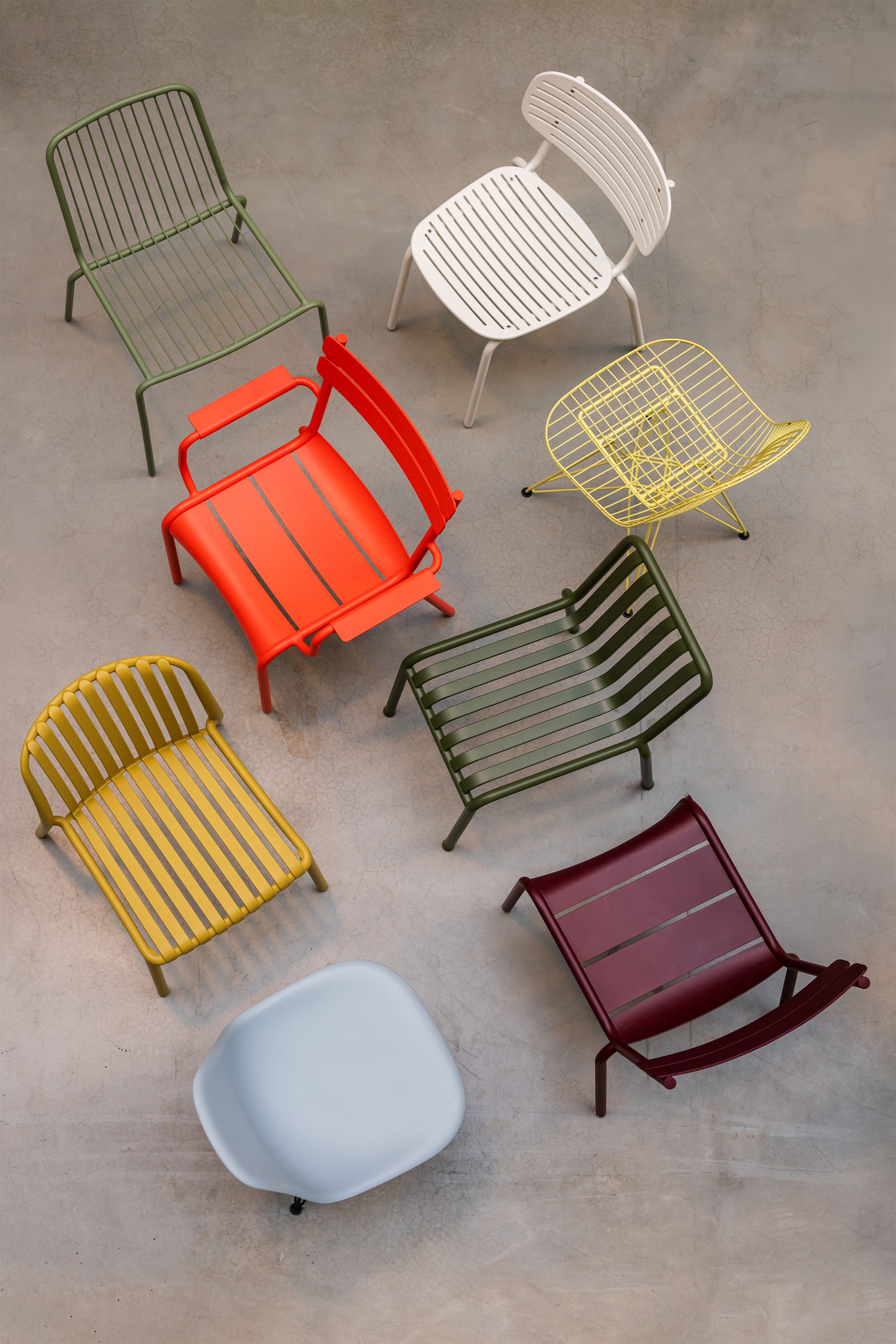 verschillende gekleurde tuinstoelen