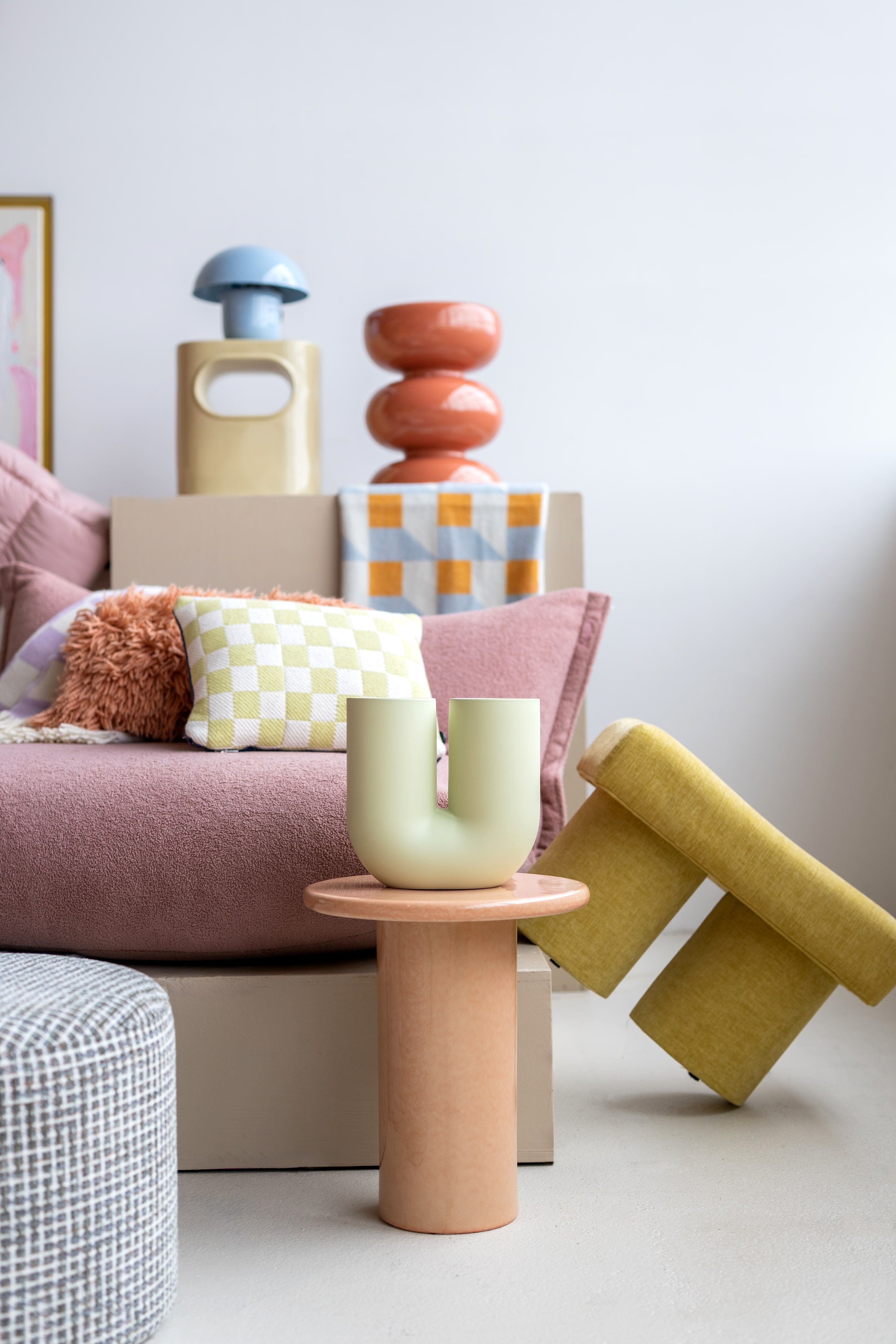 Setting met woonitems in pastelkleuren