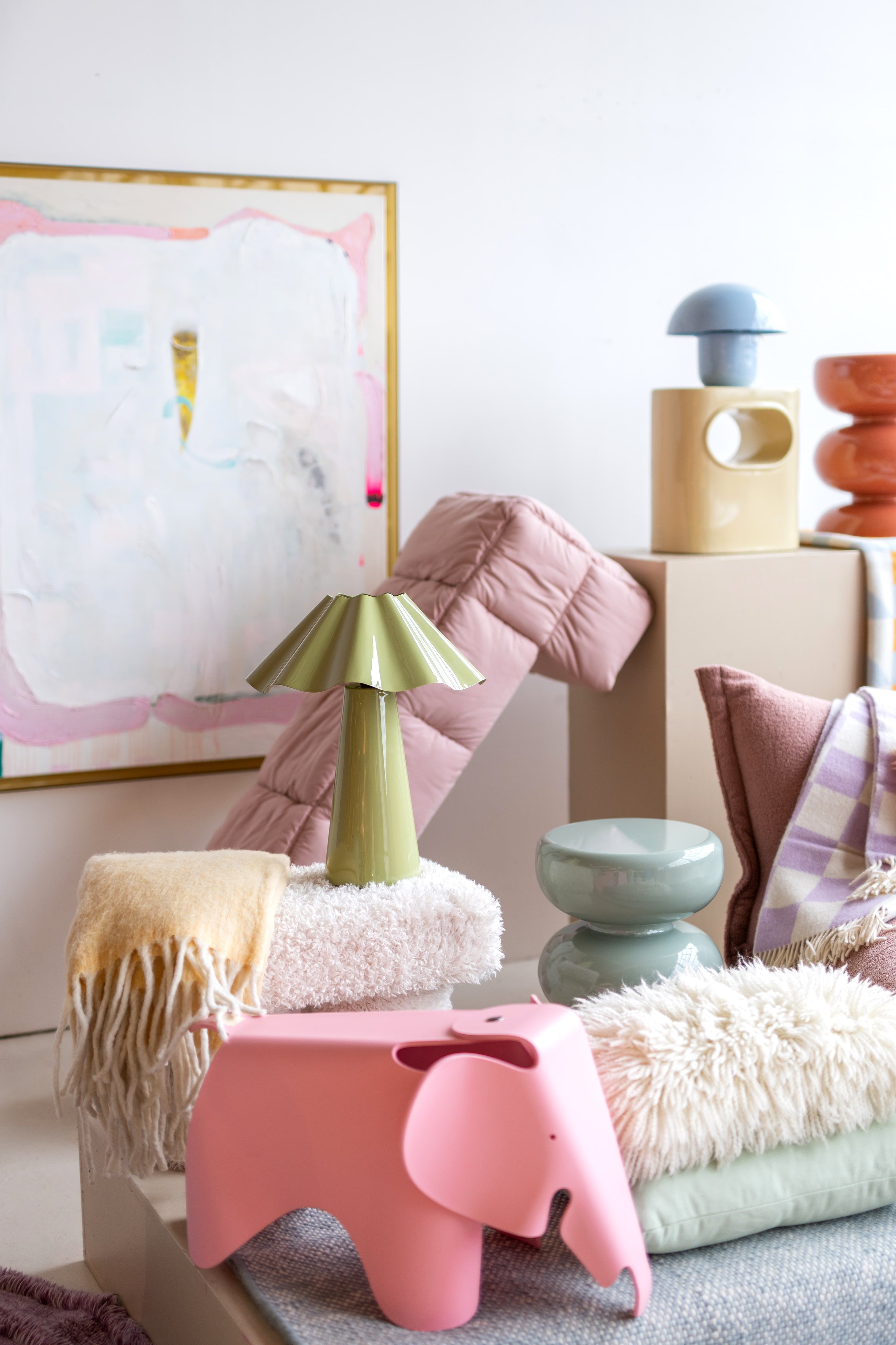 Setting met woonitems in pastelkleuren