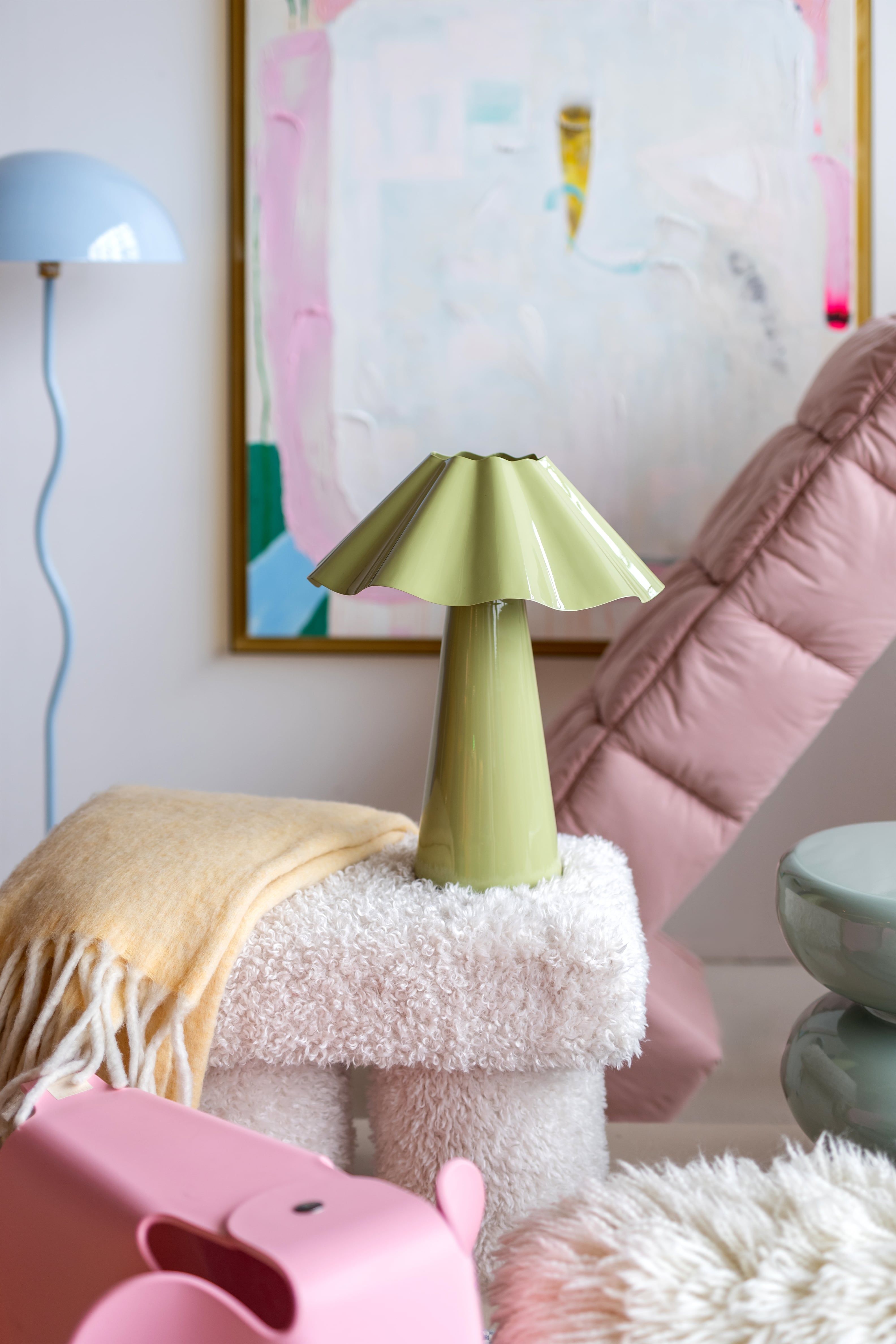 Setting met woonitems in pastelkleuren