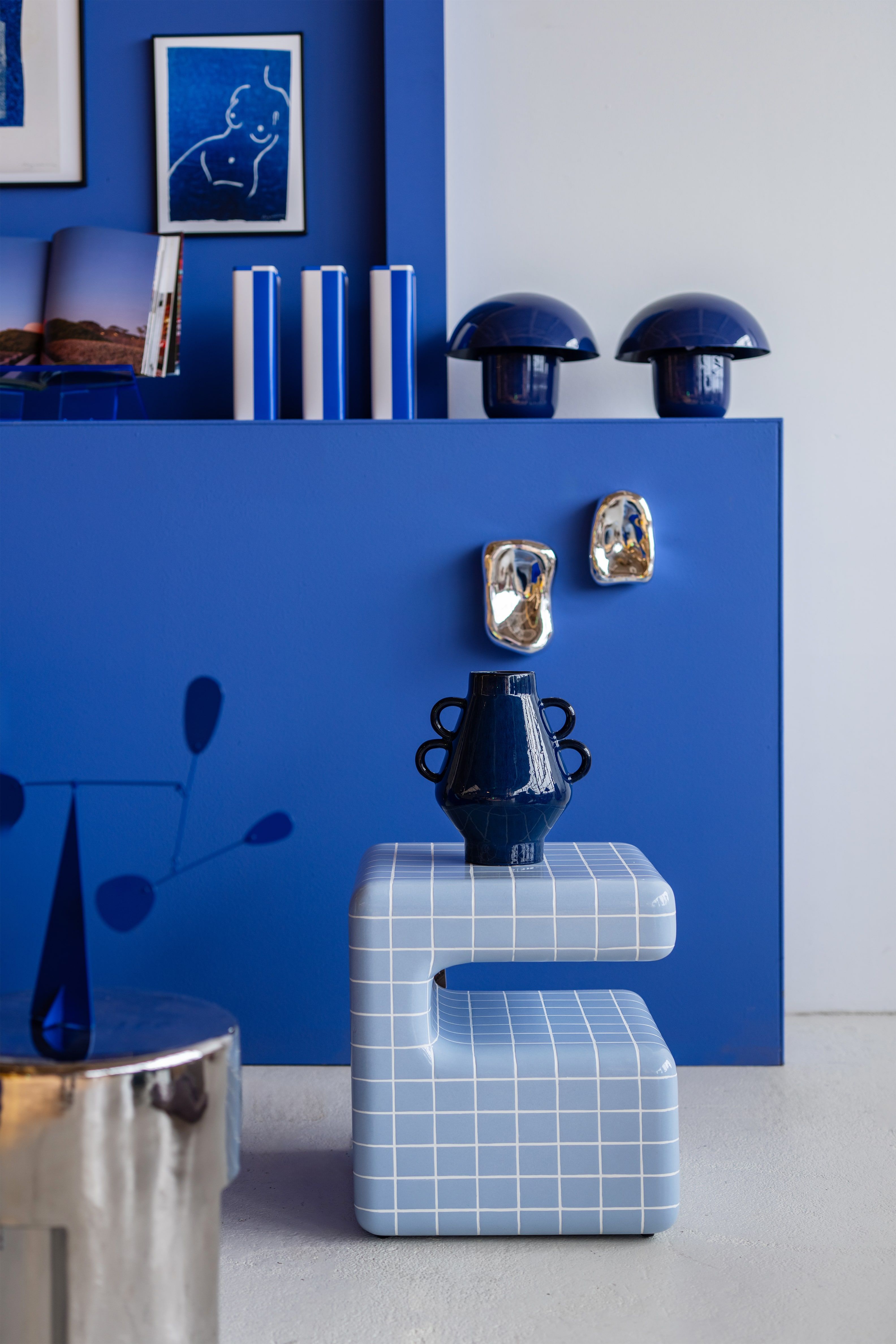 Woonkamer in blauw tinten met accessoires