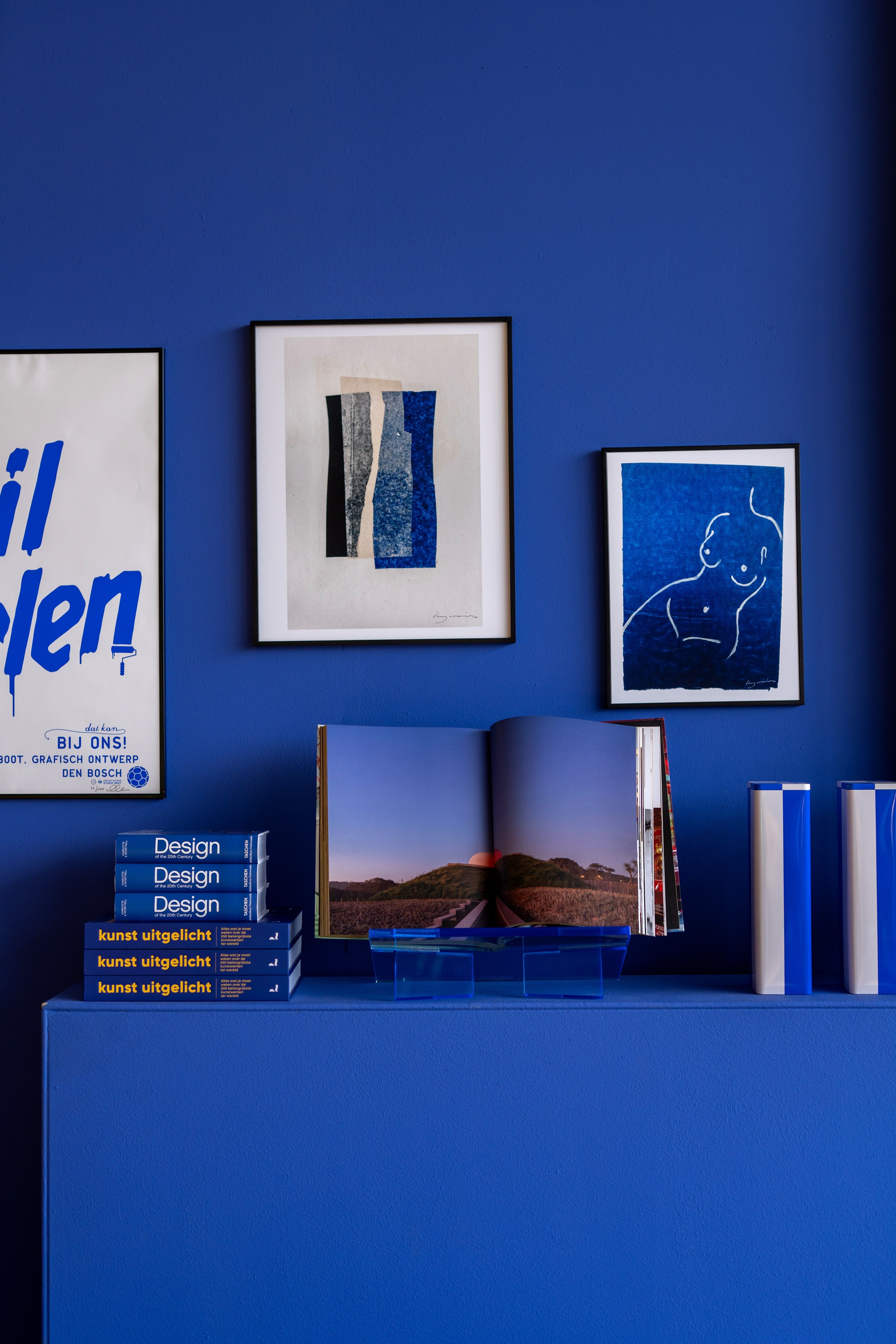 kunst en boeken in blauwtinten