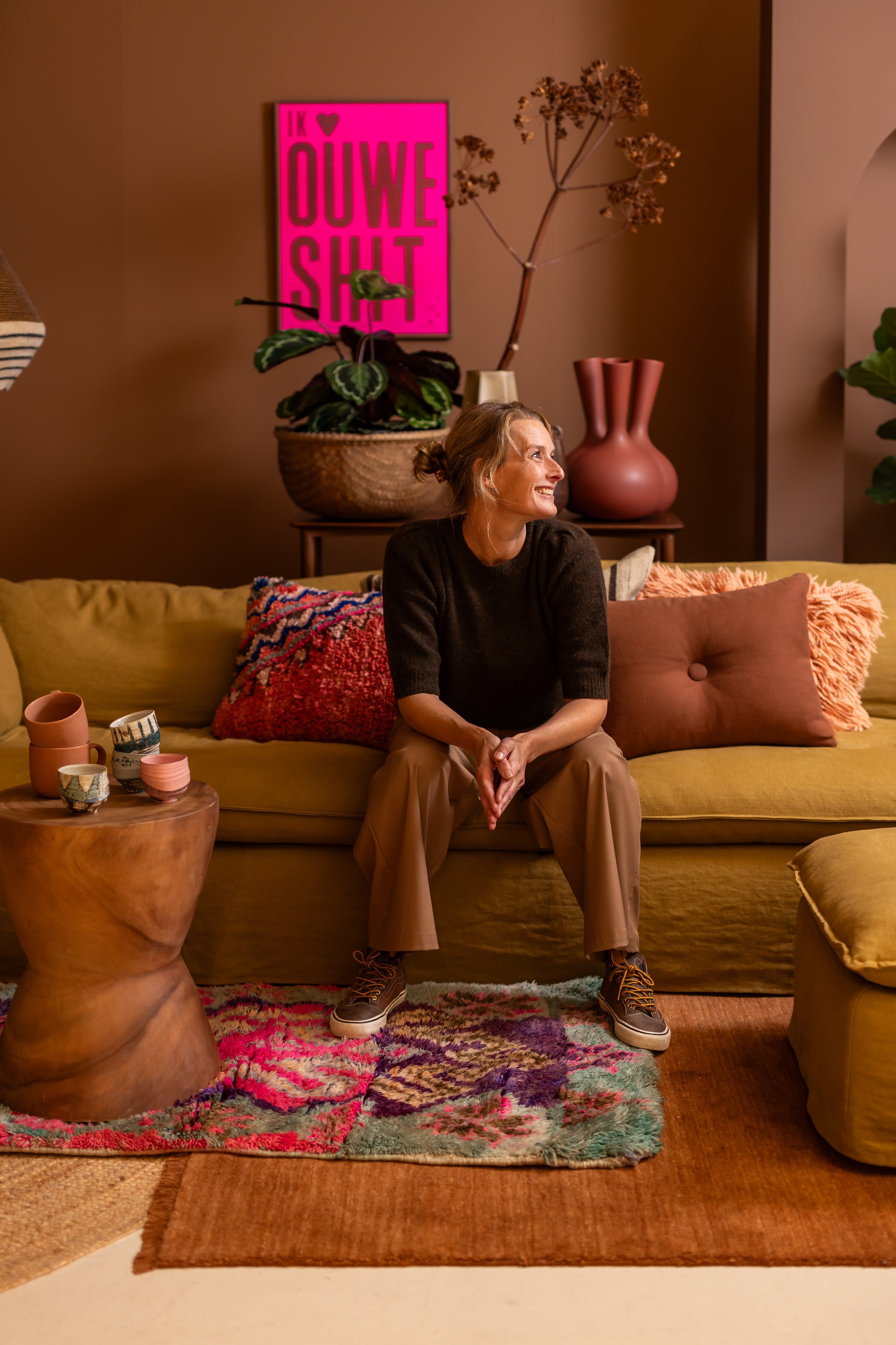 vrouw zit op bank en kijkt weg