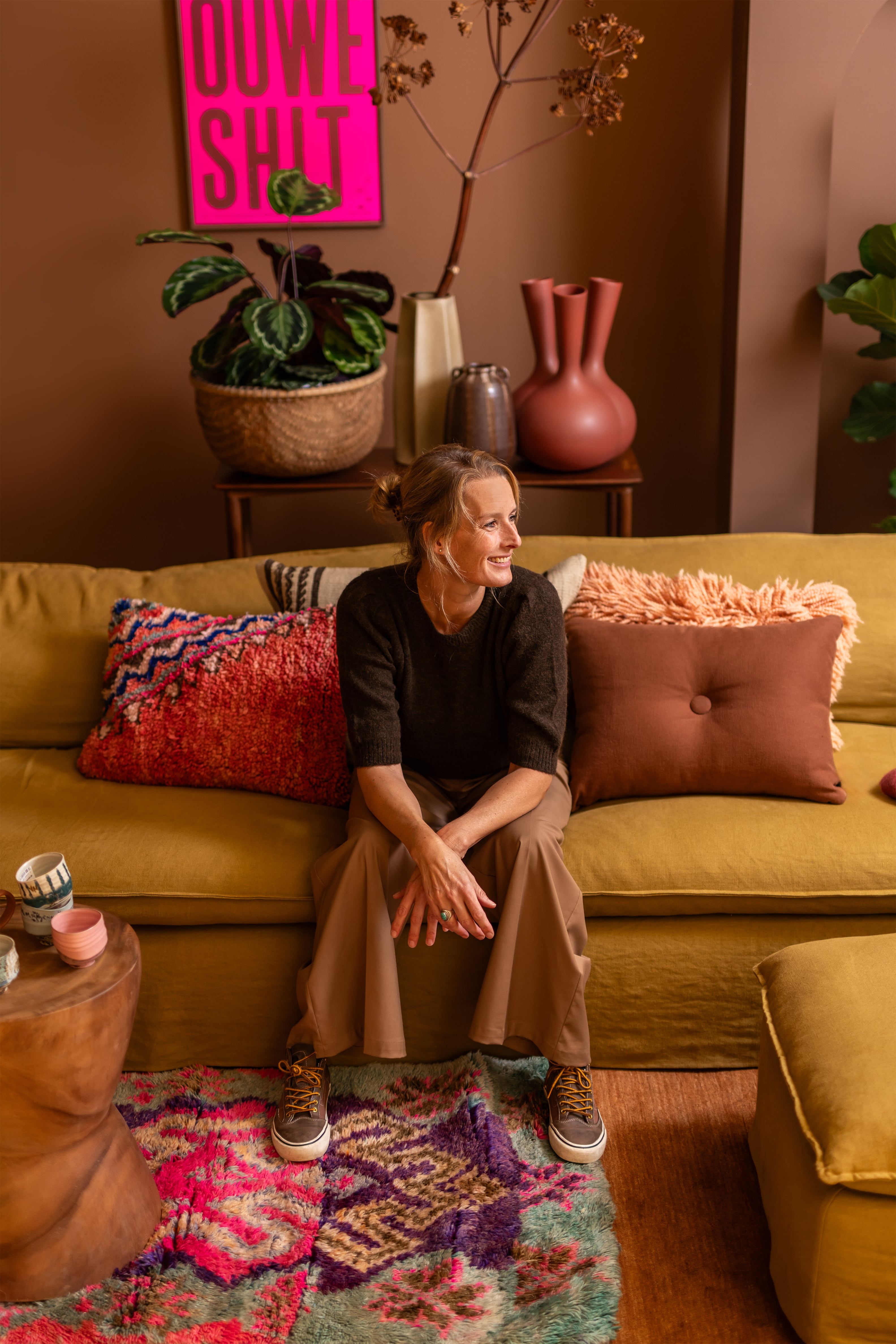 vrouw zit op bank en kijkt weg