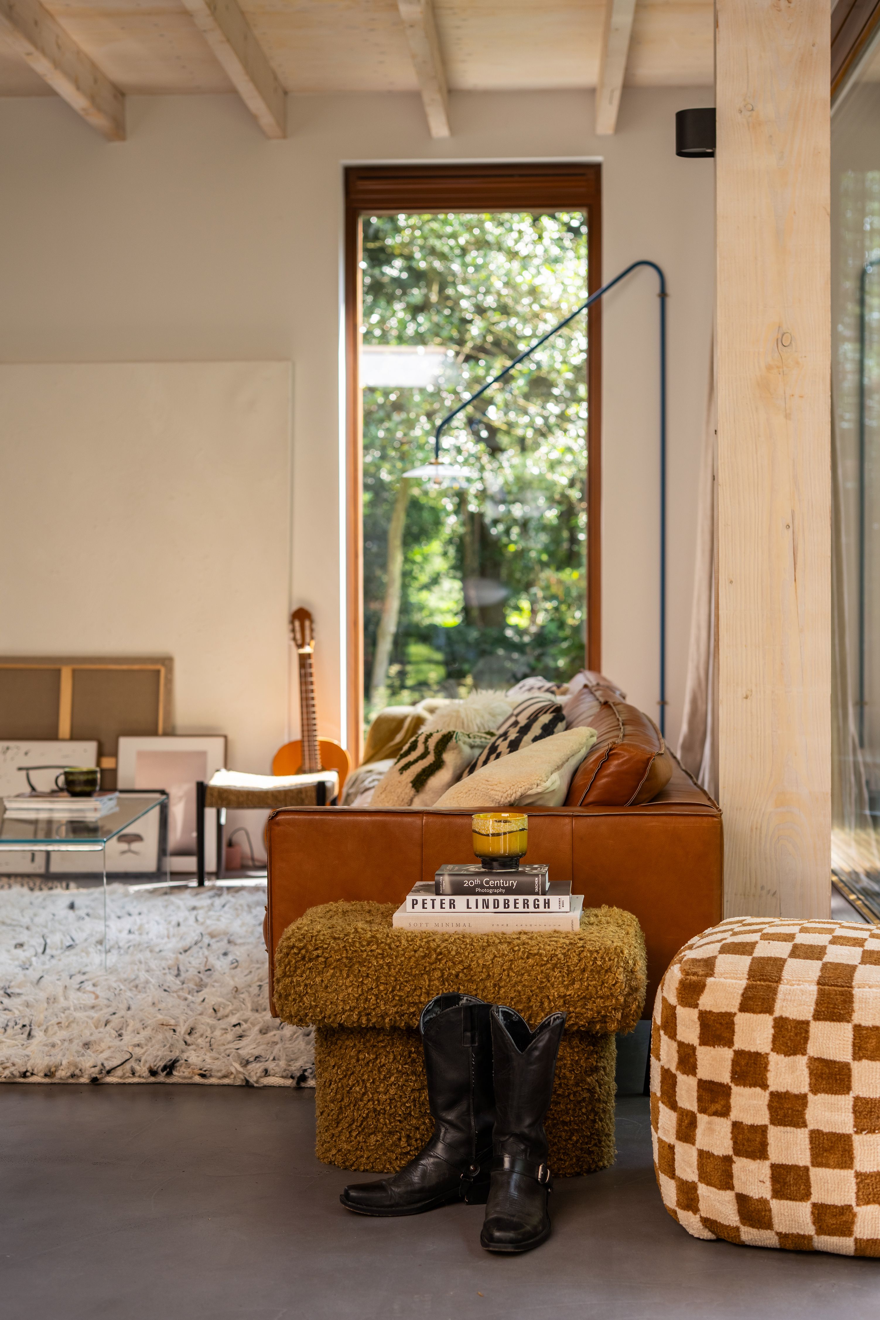 woonkamer met bank en poefjes