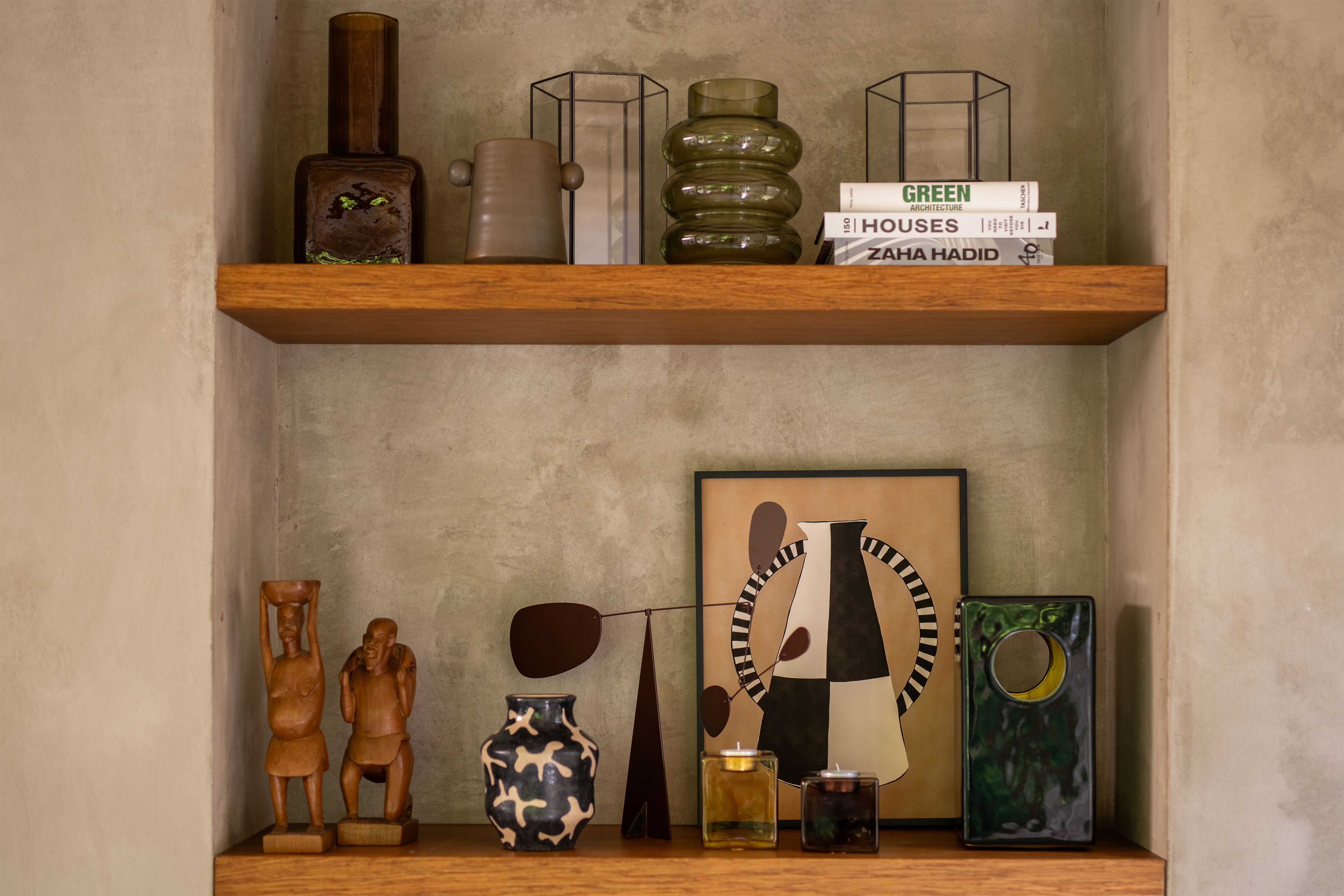 houten planken met verschillende woonaccessoires erop