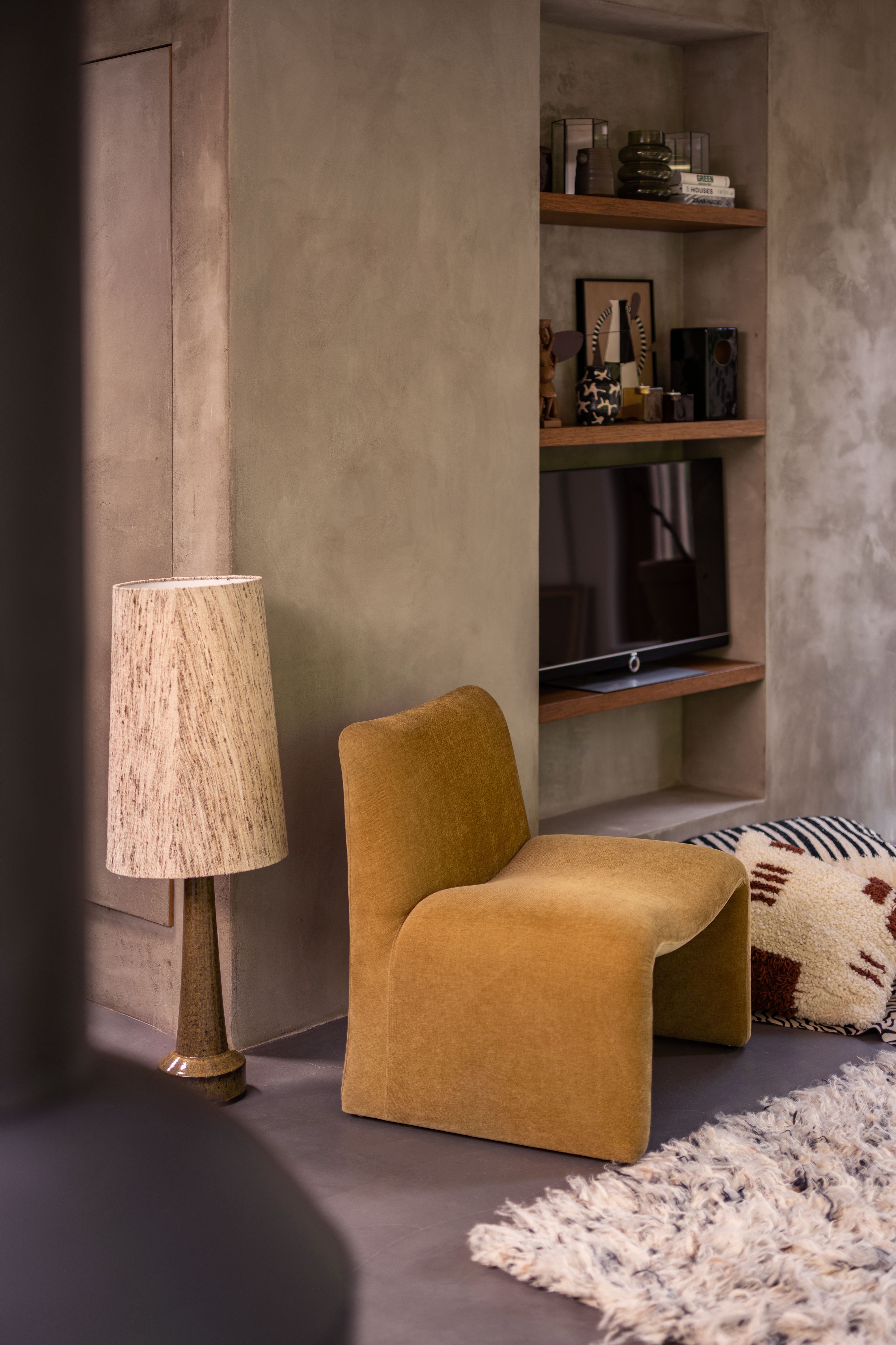 okergele fauteuil met vloerlamp ernaast